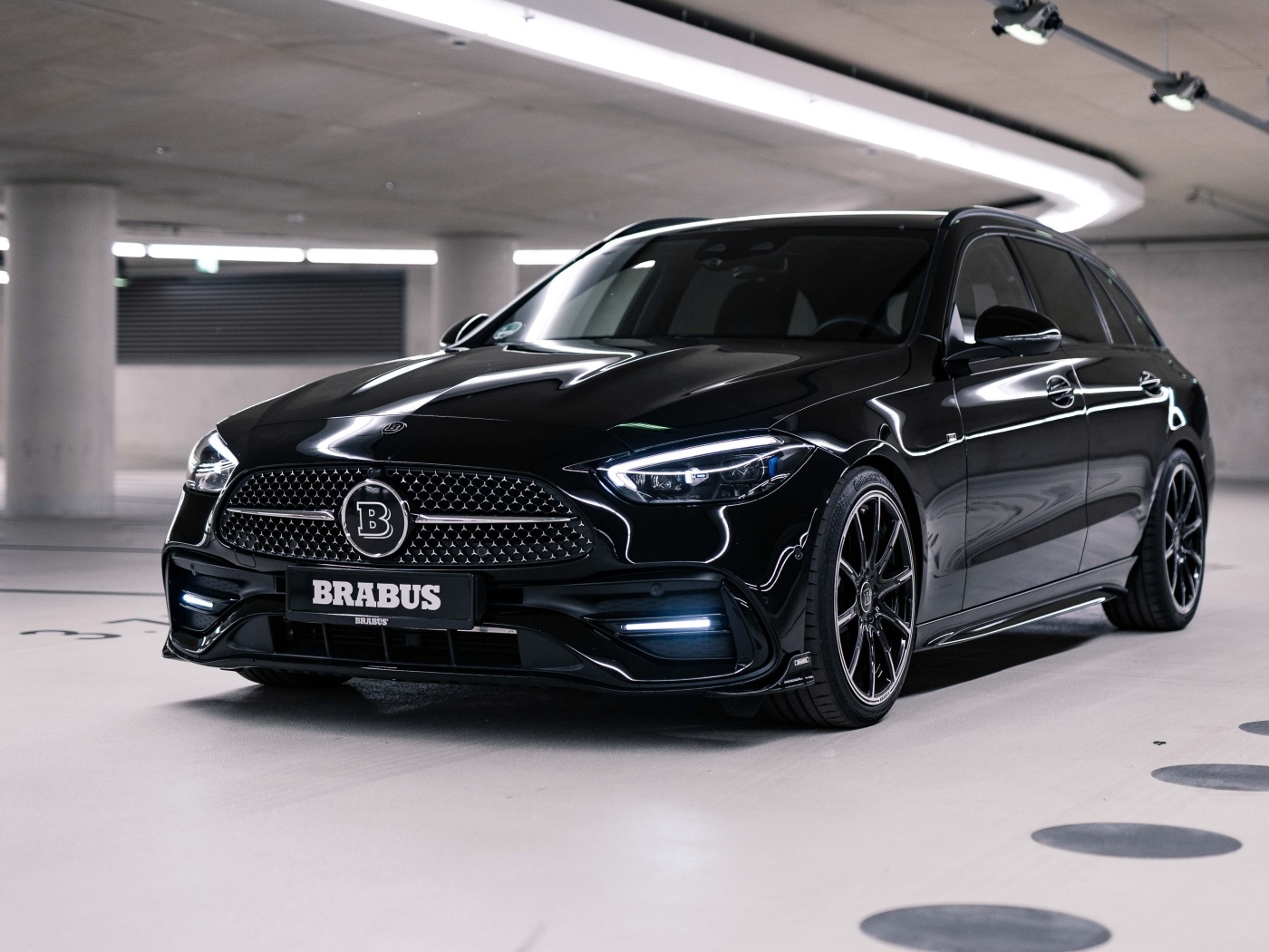 Черный стильный автомобиль  Brabus D30 Estate