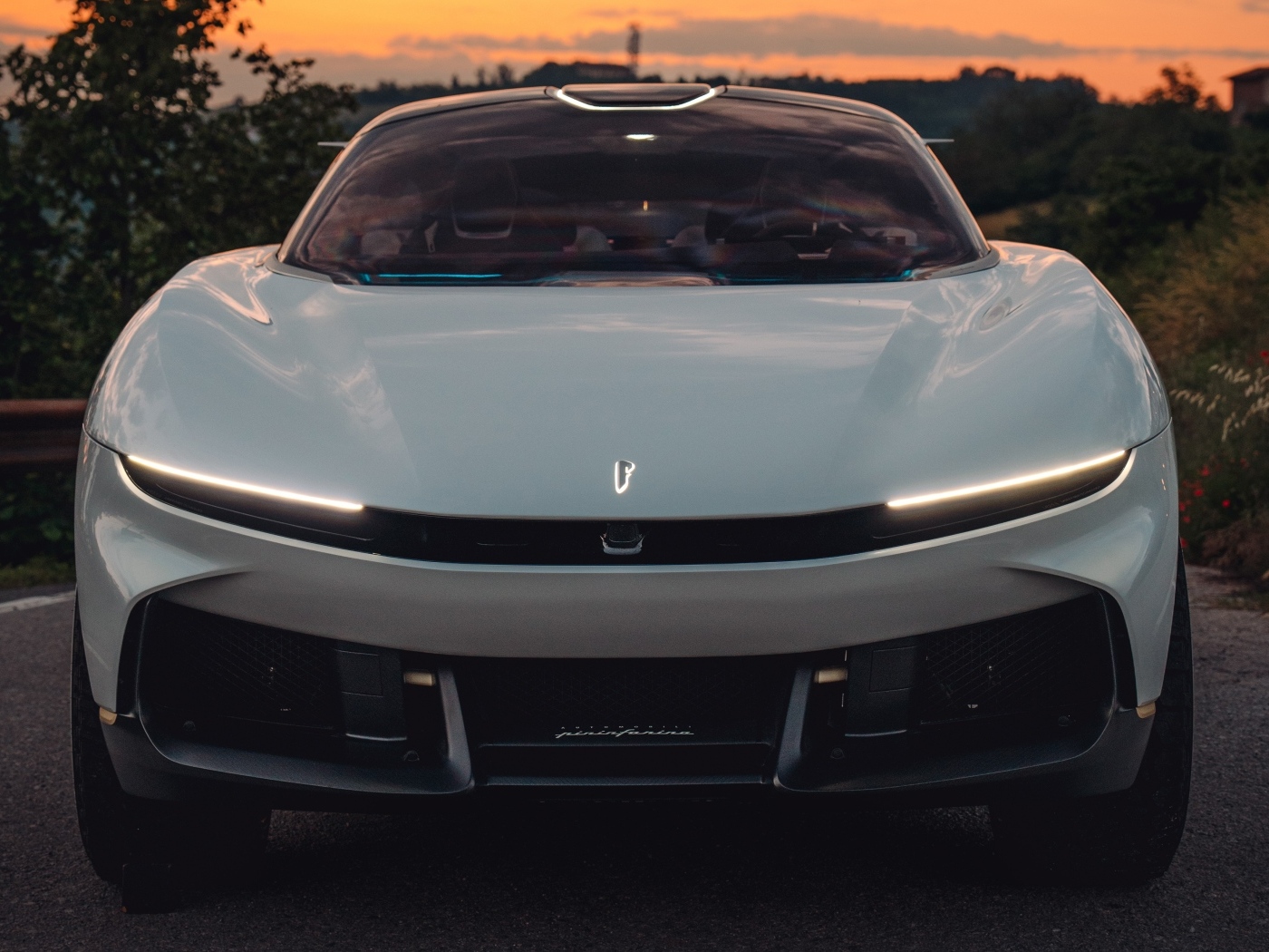 Вид спереди на автомобиль Pininfarina PURA Vision