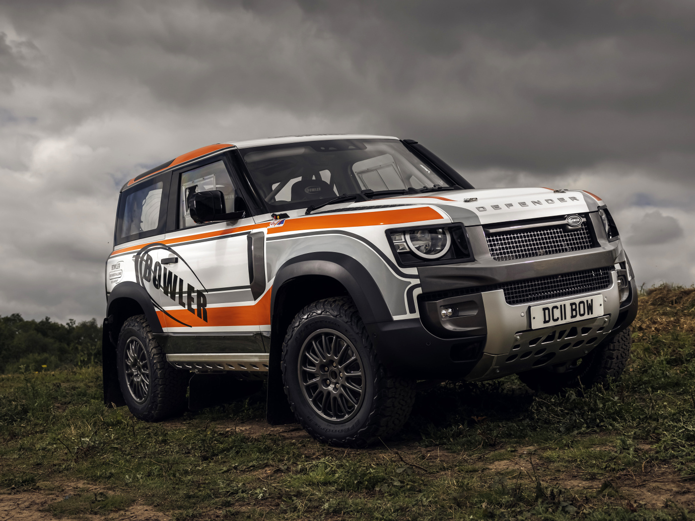 Большой внедорожник  Defender Challenge Car 2022 года на фоне грозового неба 