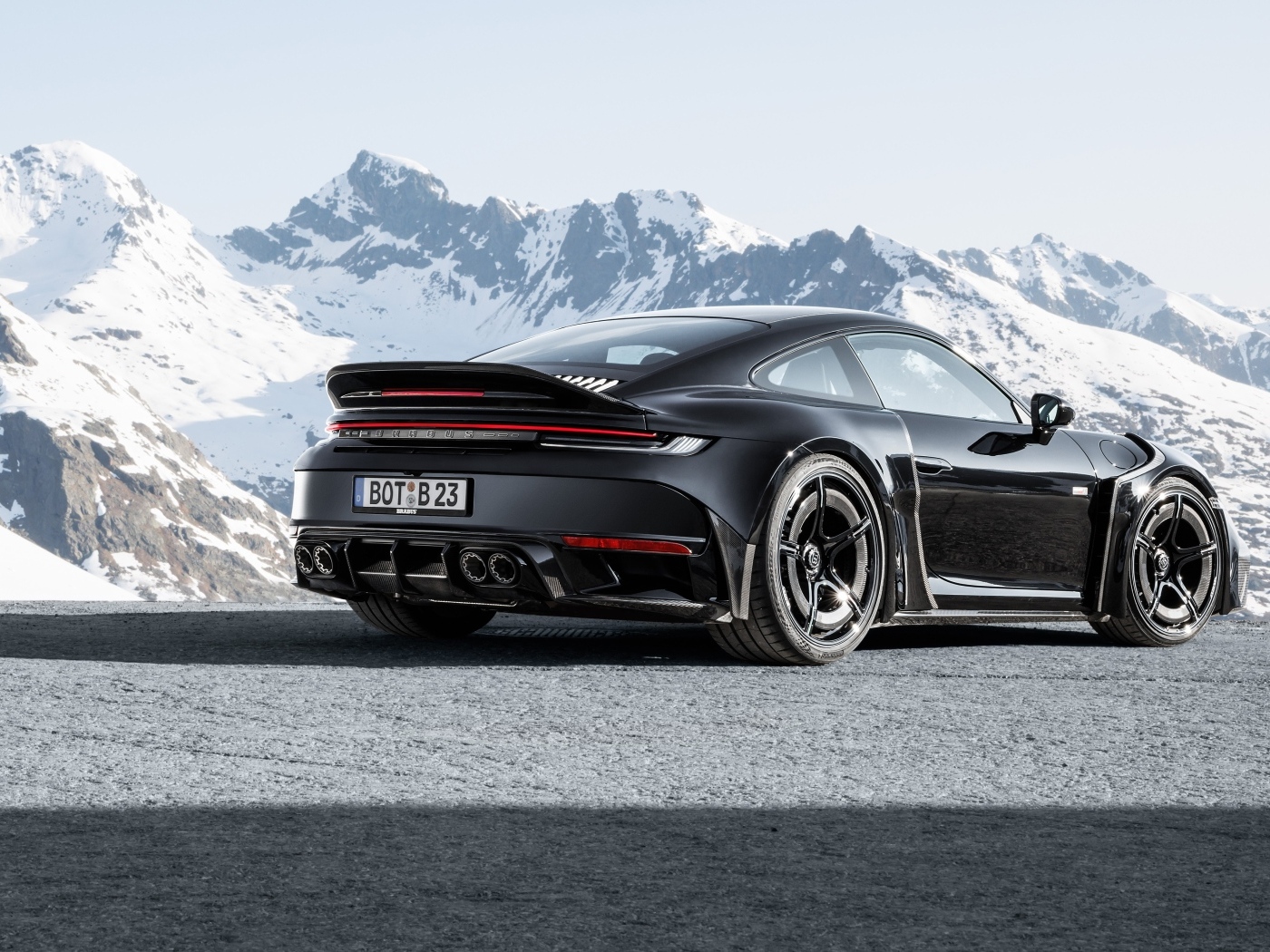 Вид сзади на автомобиль  Brabus 900 Rocket R