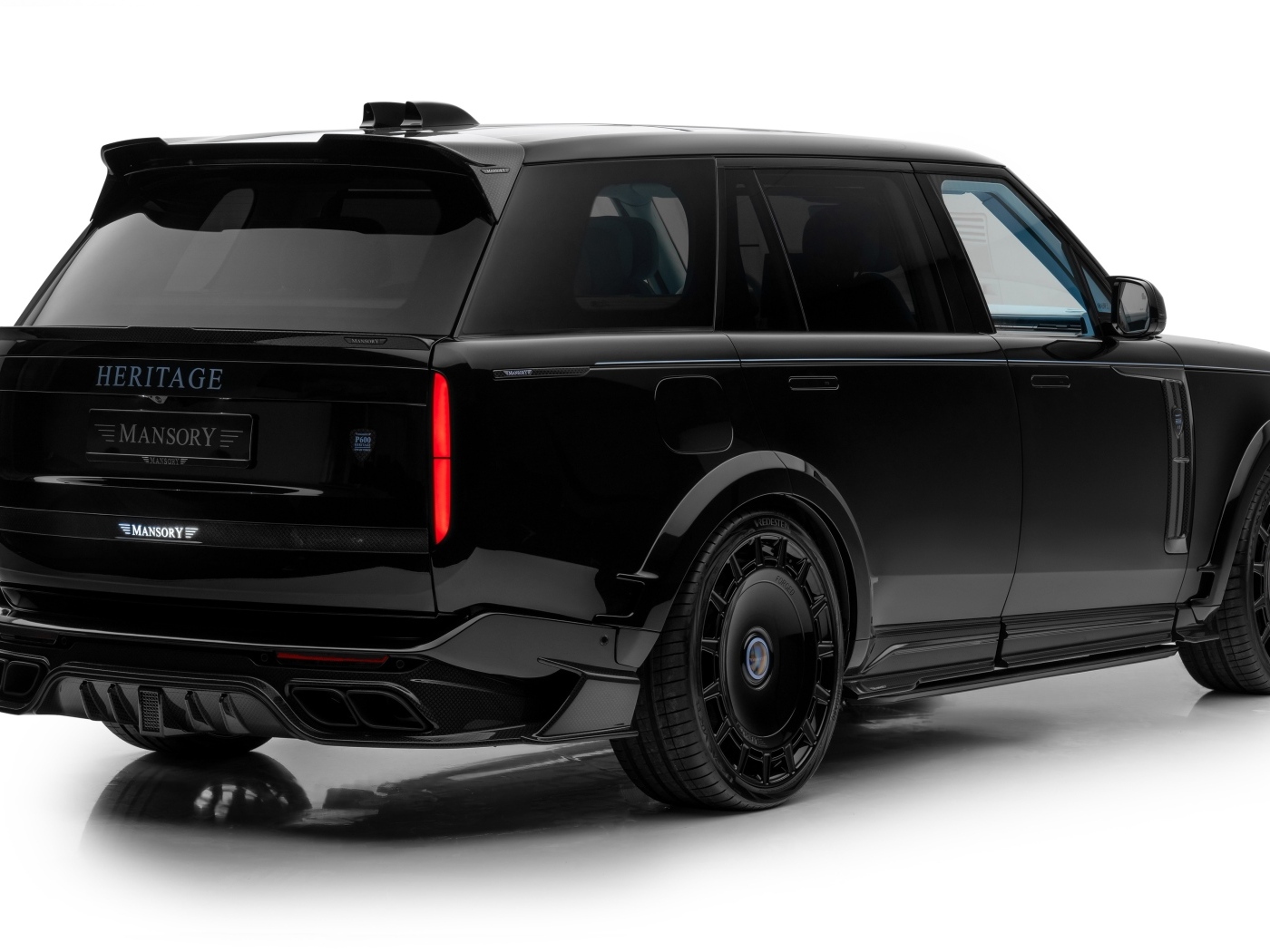 Вид сзади на черный внедорожник Mansory Range Rover SV LWB Heritage 2023 года