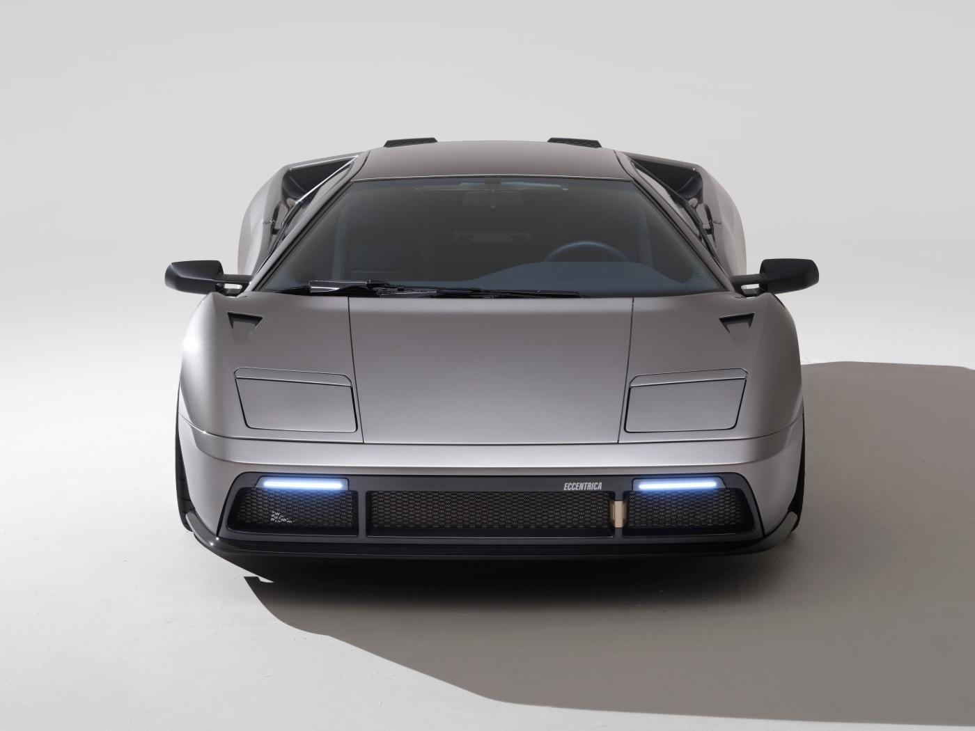 Серебристый автомобиль Eccentrica Restomod 2023 года