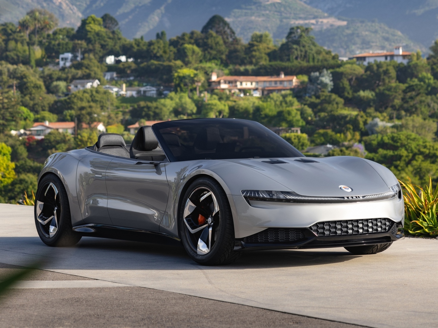 Серебристый автомобиль Fisker Ronin