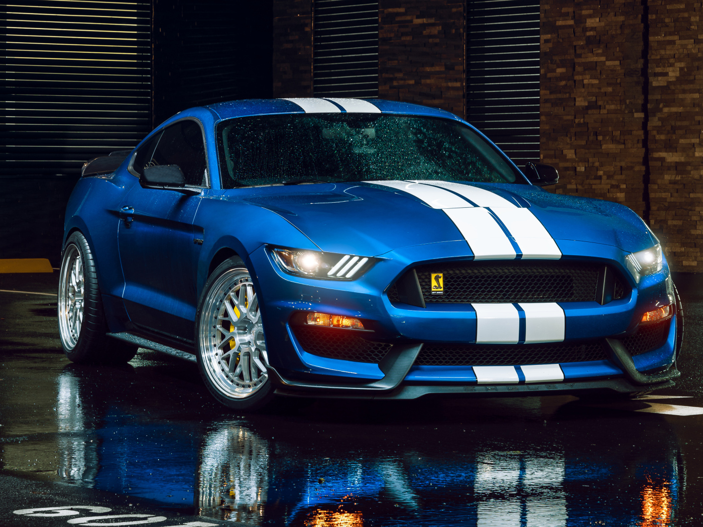 Спорткар Shelby GT350 на мокром асфальте