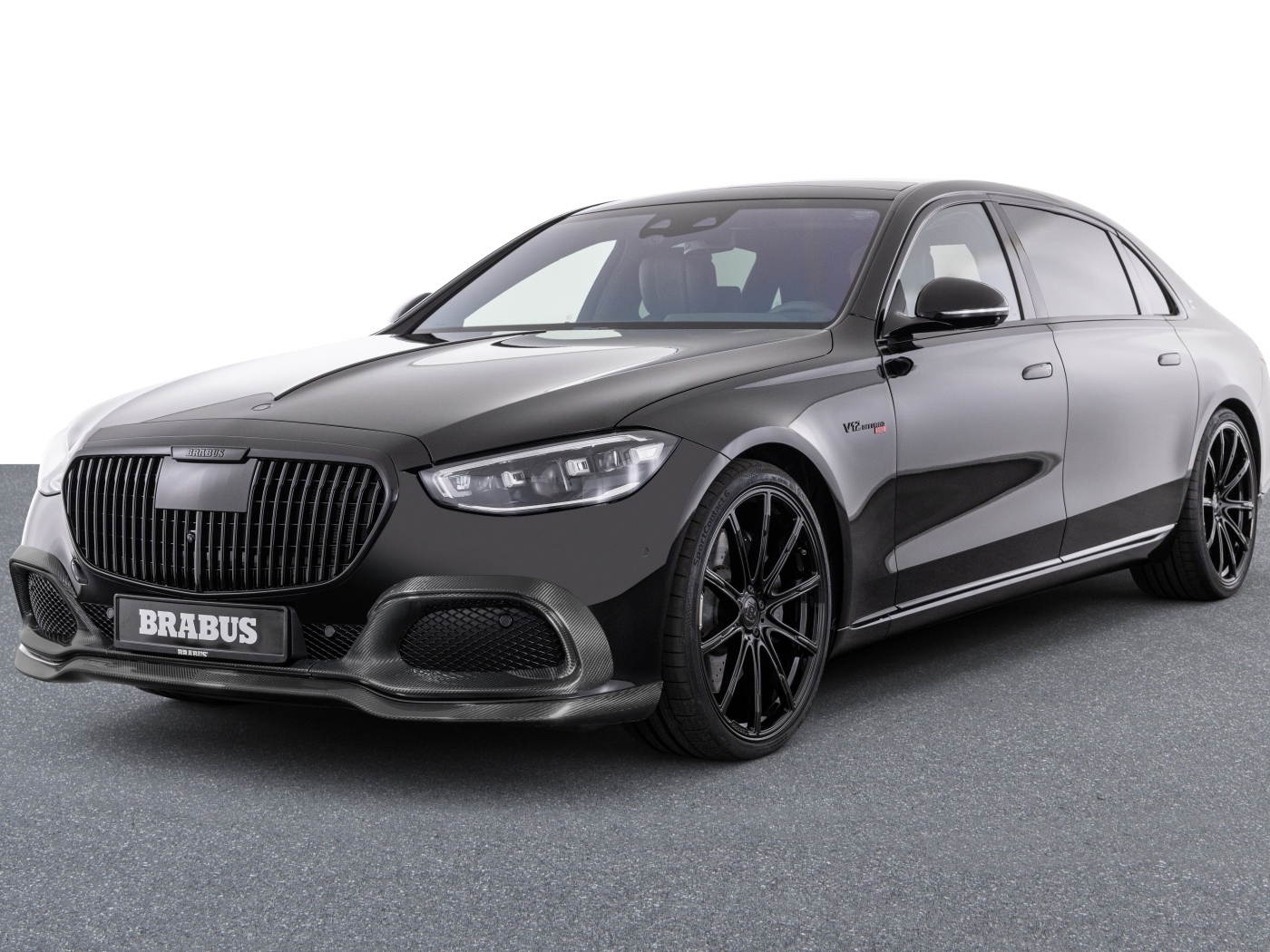 Стильный автомобиль Brabus 850 2023 года