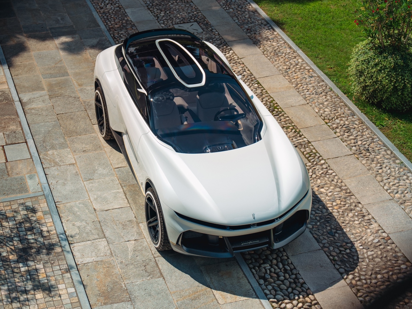 Вид сверху на автомобиль Pininfarina PURA Vision