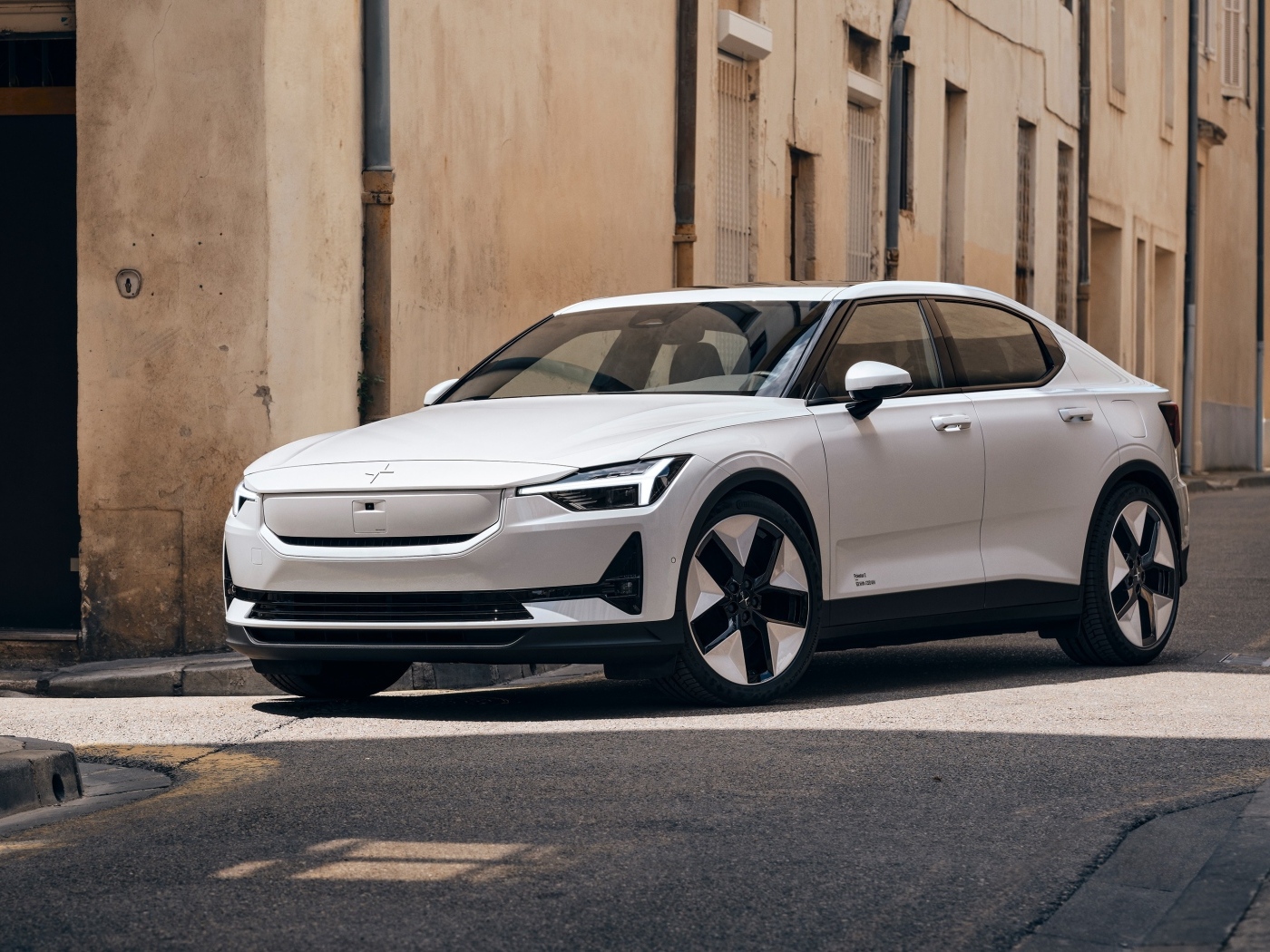 Белый автомобиль Polestar 2 2023 года