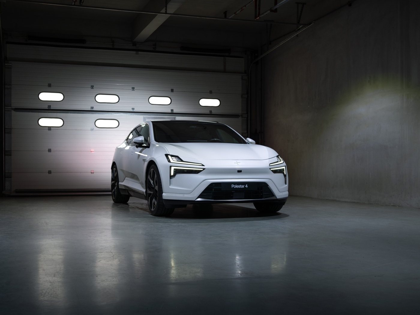 Белый автомобиль Polestar 4