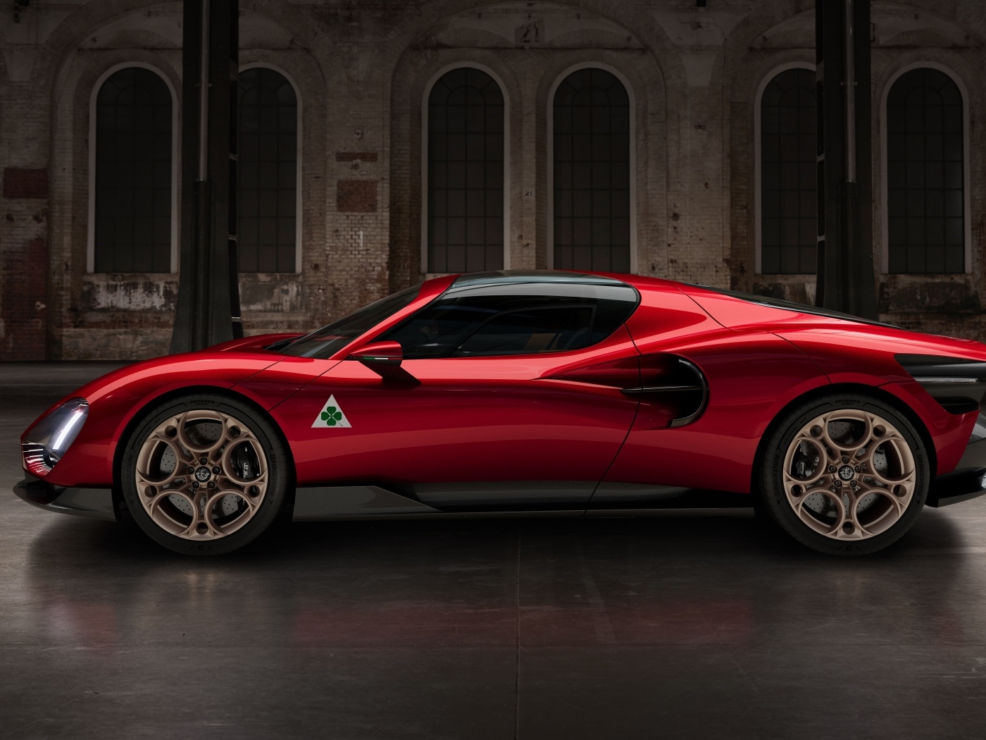 Быстрый автомобиль Alfa Romeo 33 Stradale 2024 года вид сбоку