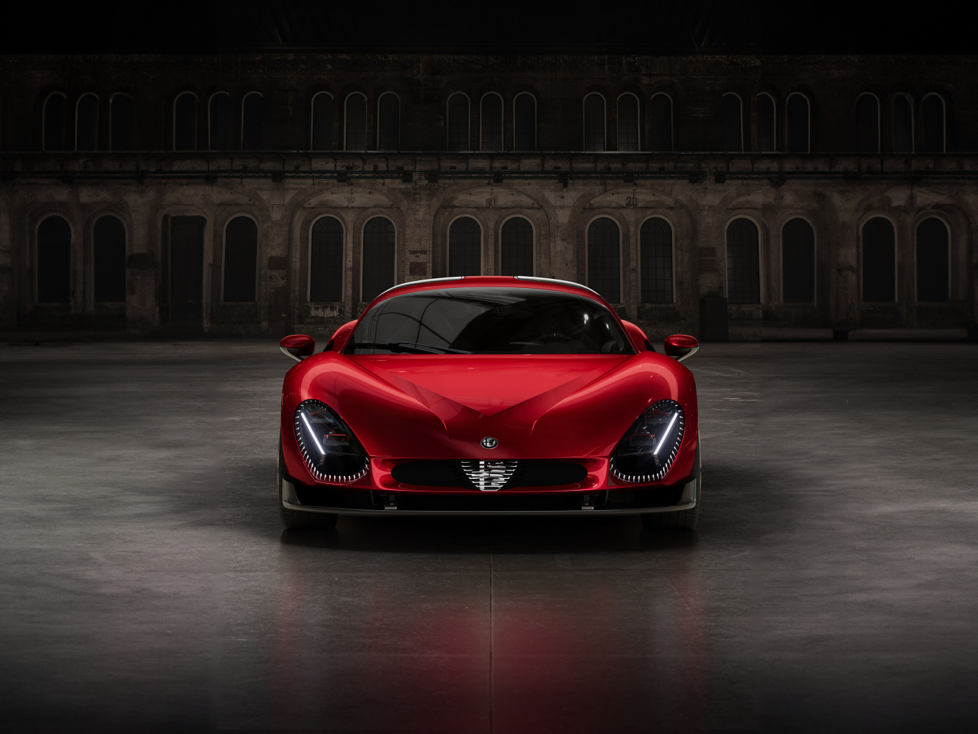 Красный автомобиль Alfa Romeo 33 Stradale вид спереди