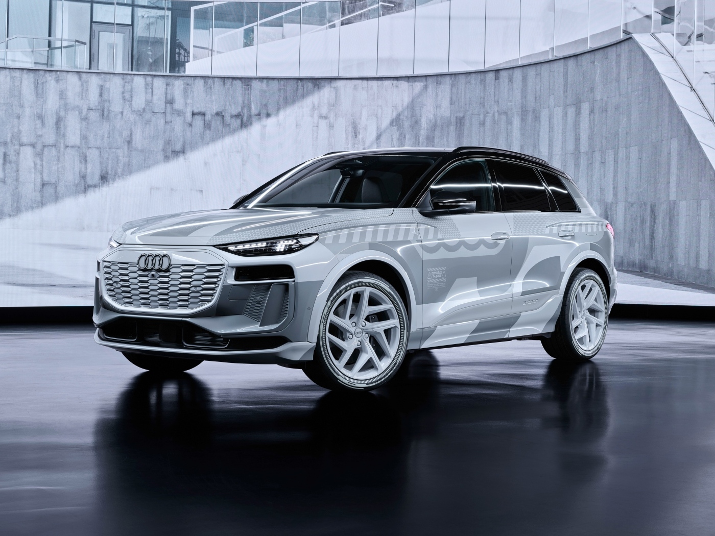 Автомобиль Audi Q6 E-Tron Prototype Show Car 2023 года