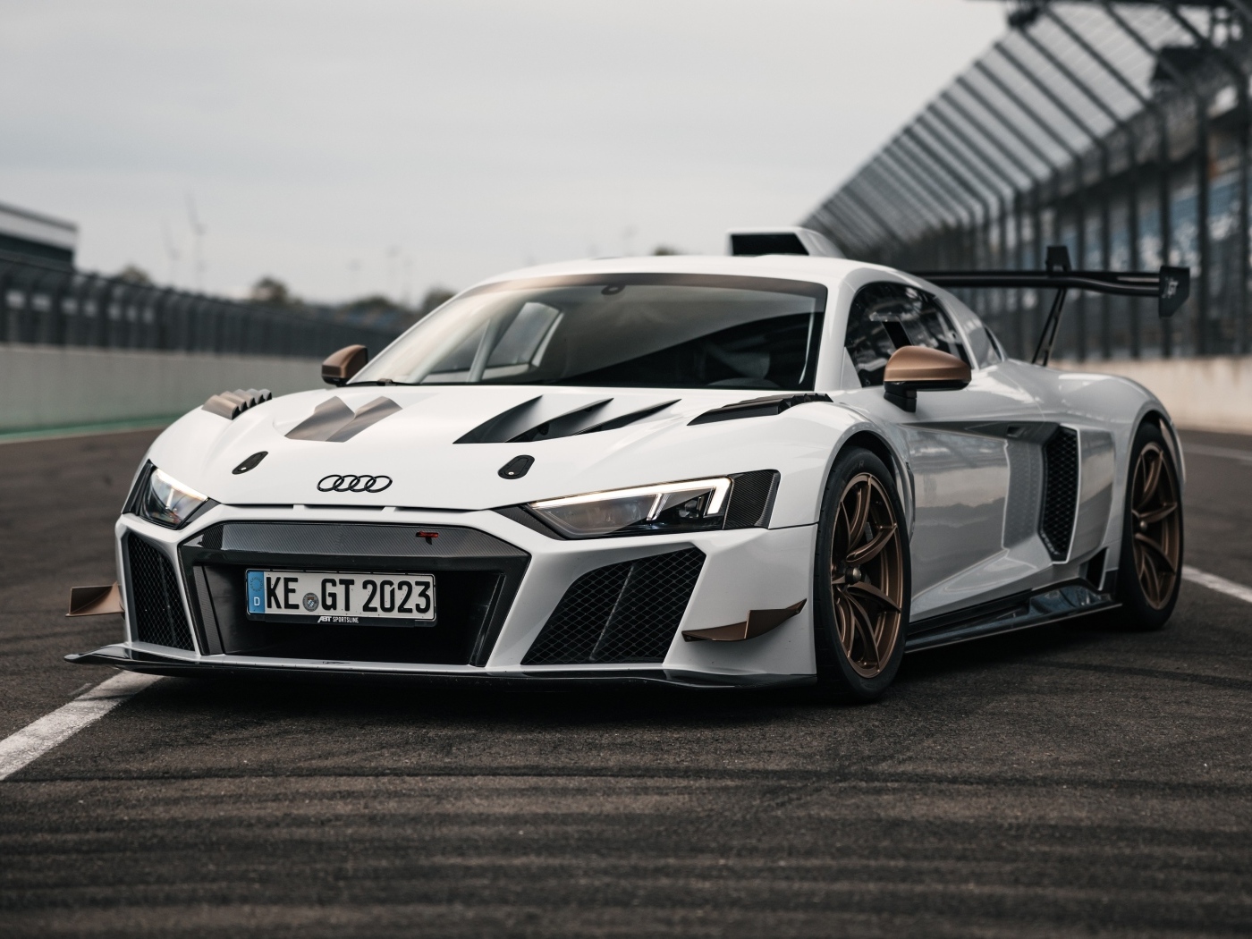 Автомобиль ABT Sportsline XGT Audi R8 LMS GT2 на стадионе