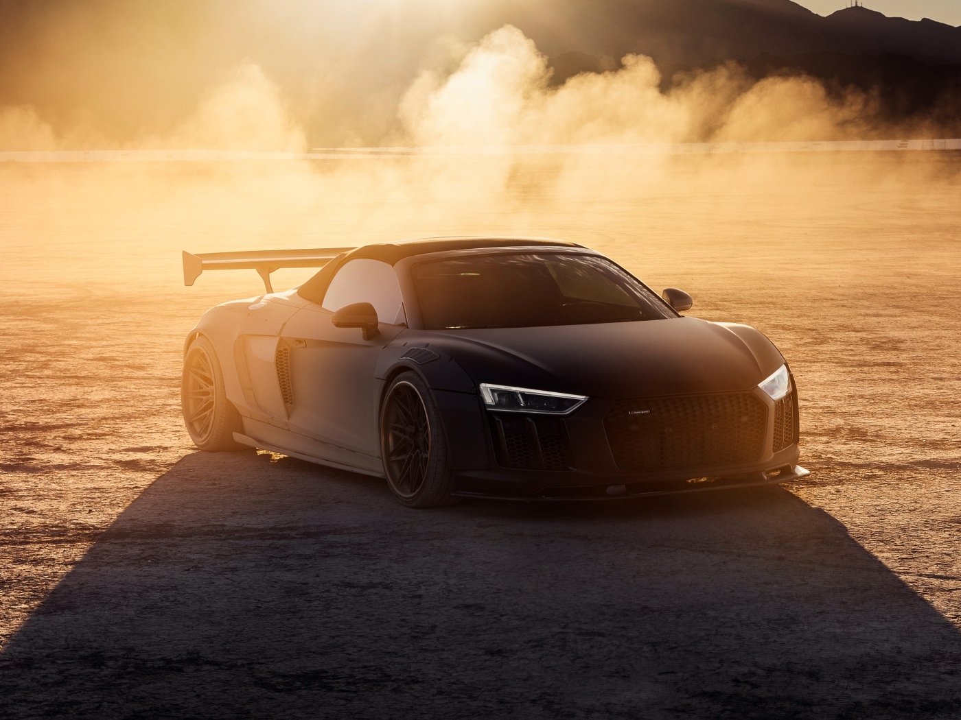 Автомобиль Audi R8 в облаке пыли