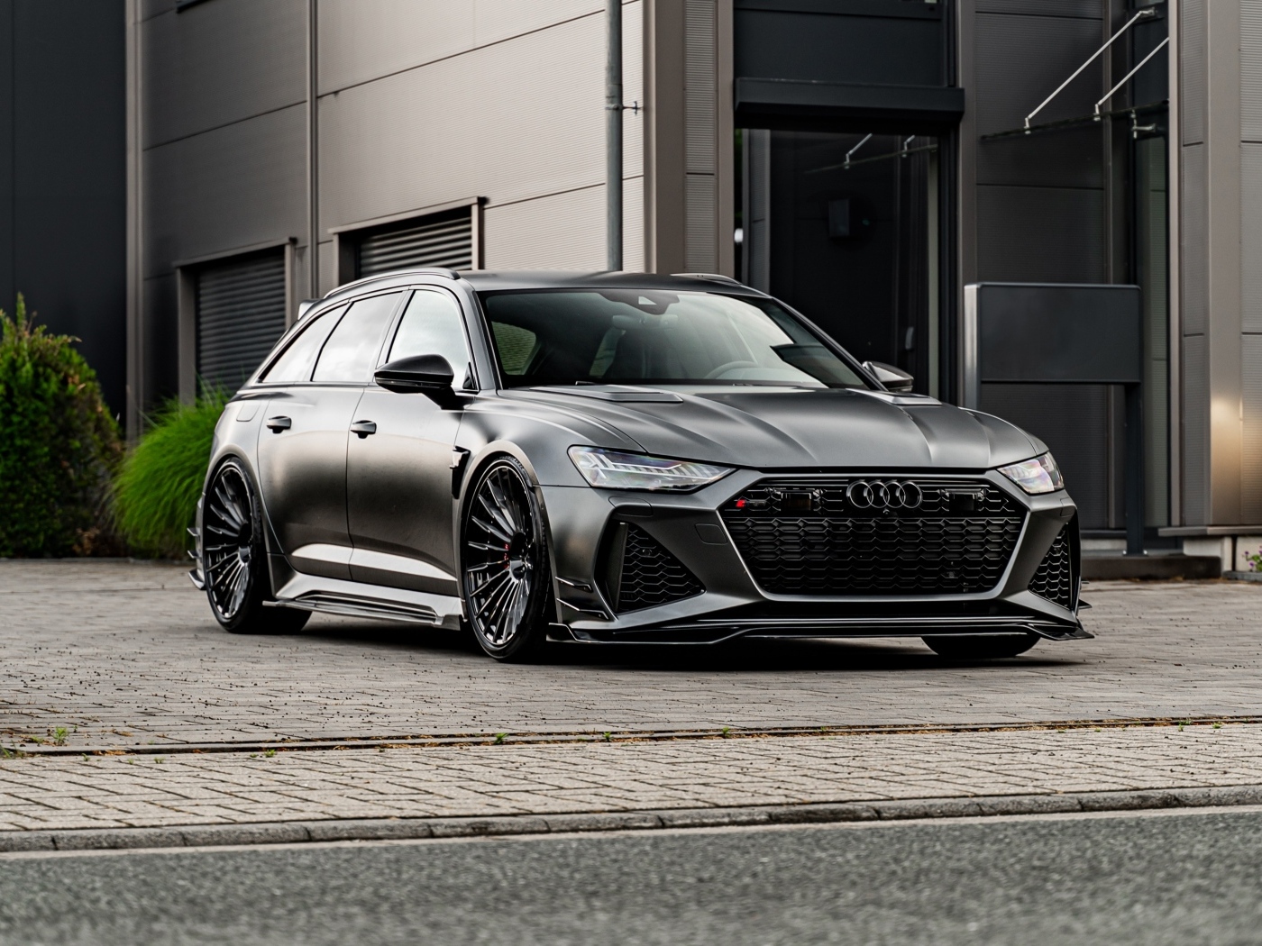 Черный автомобиль Audi RS6 C8 Tuning Prior Design