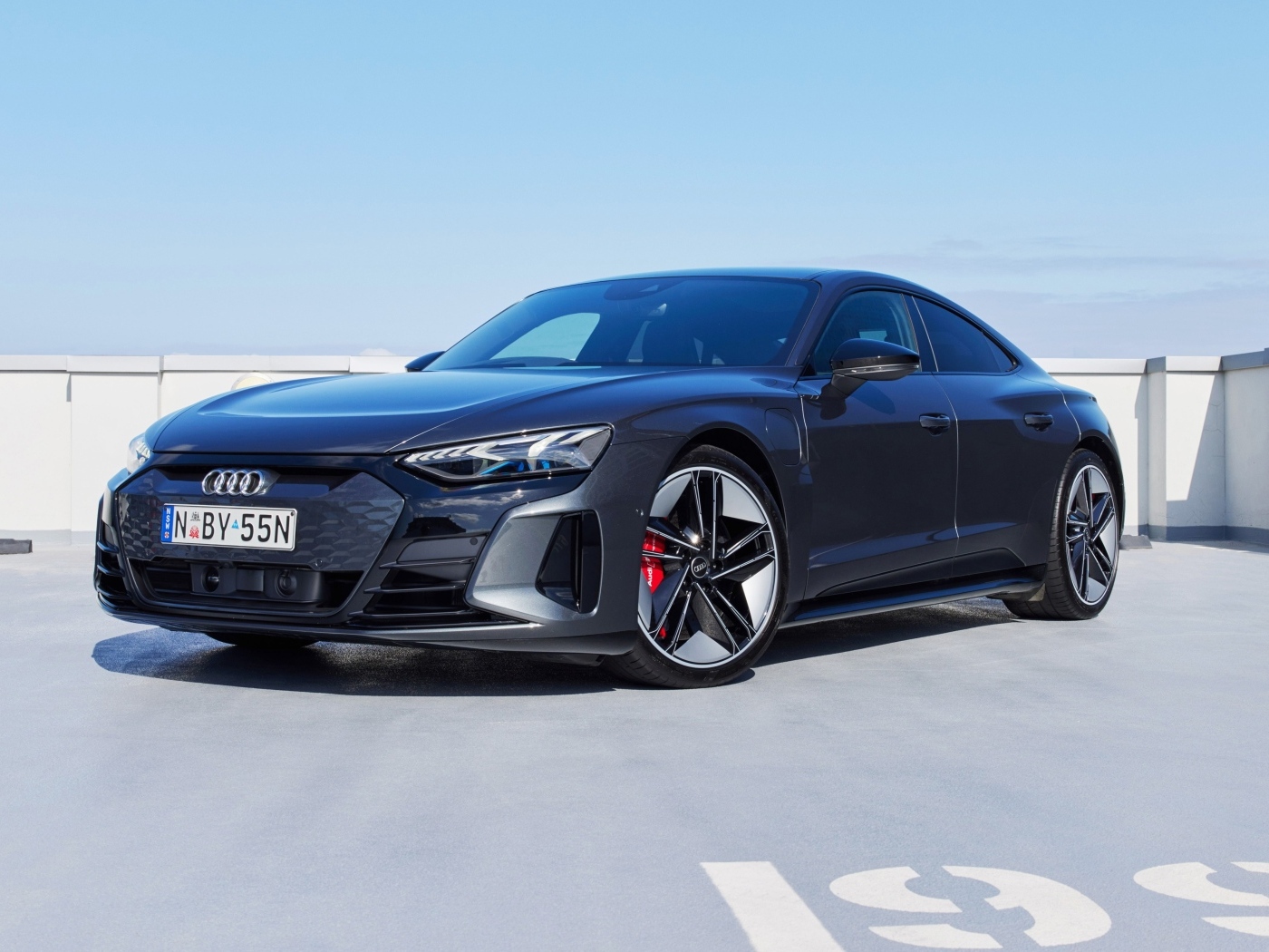 Черный автомобиль Audi RS E-Tron GT 2023