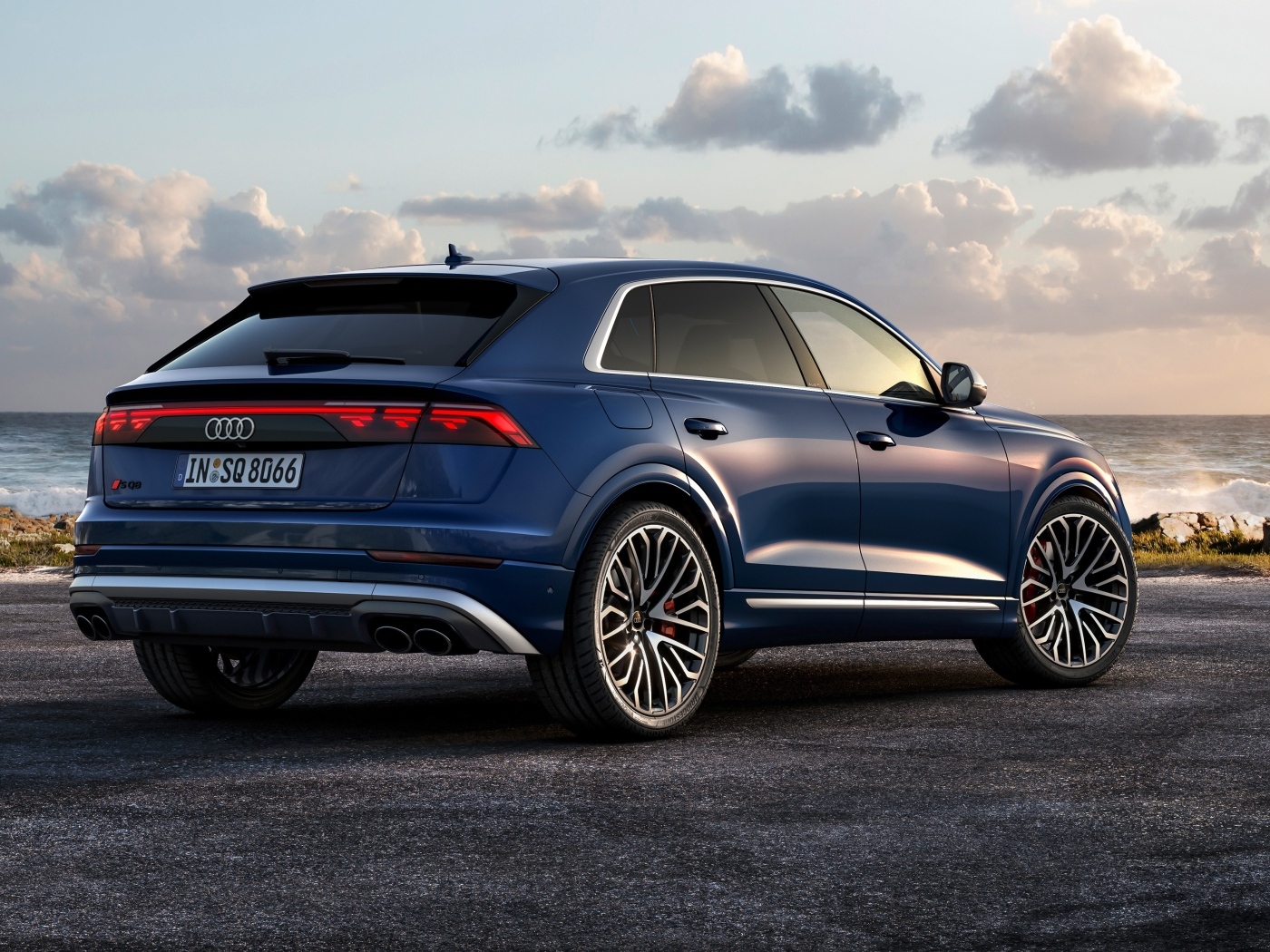 Синий автомобиль Audi SQ8 TFSI 2023 года вид сзади