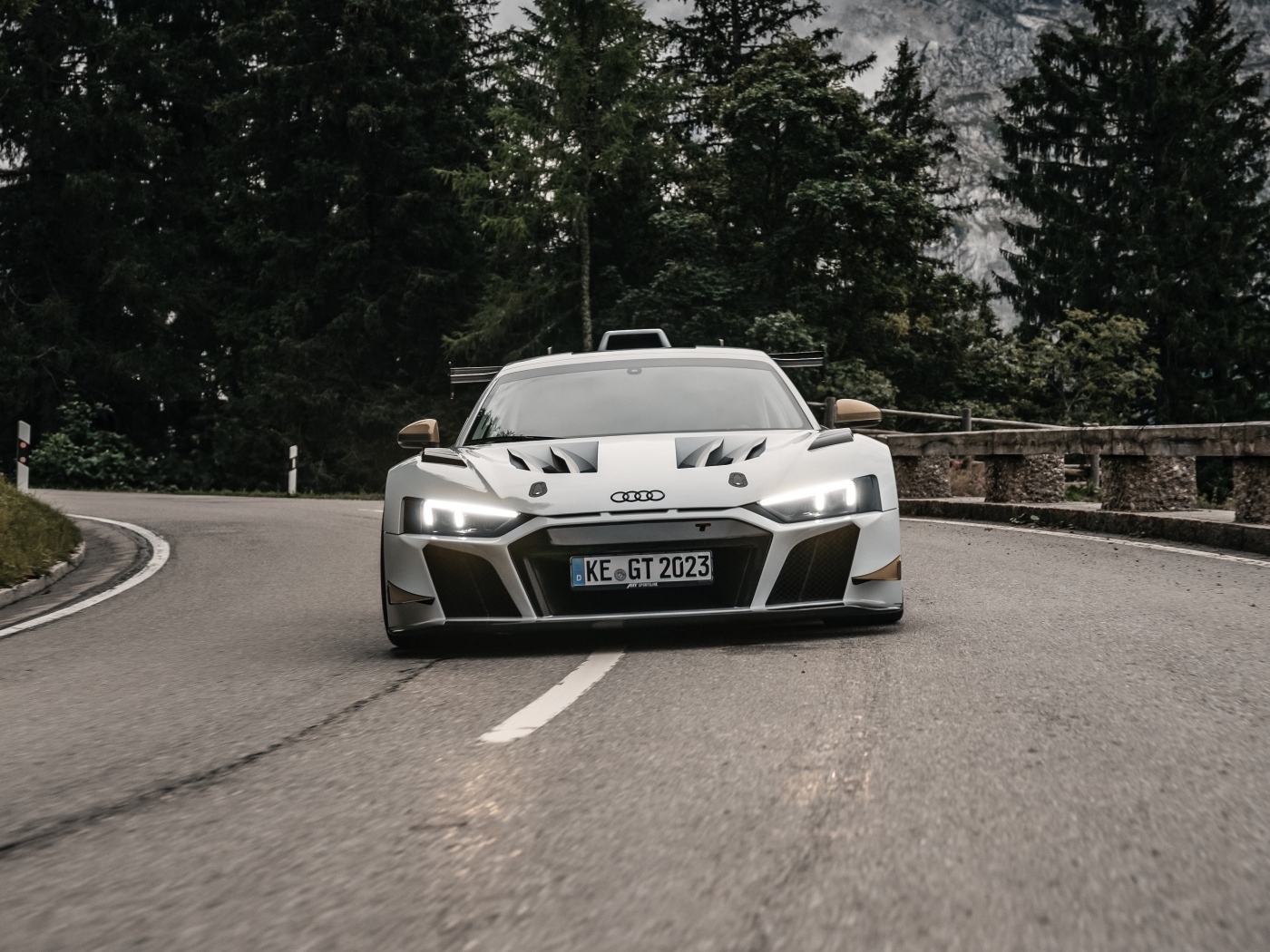 Вид спереди на автомобиль ABT Sportsline XGT Audi R8 LMS GT2