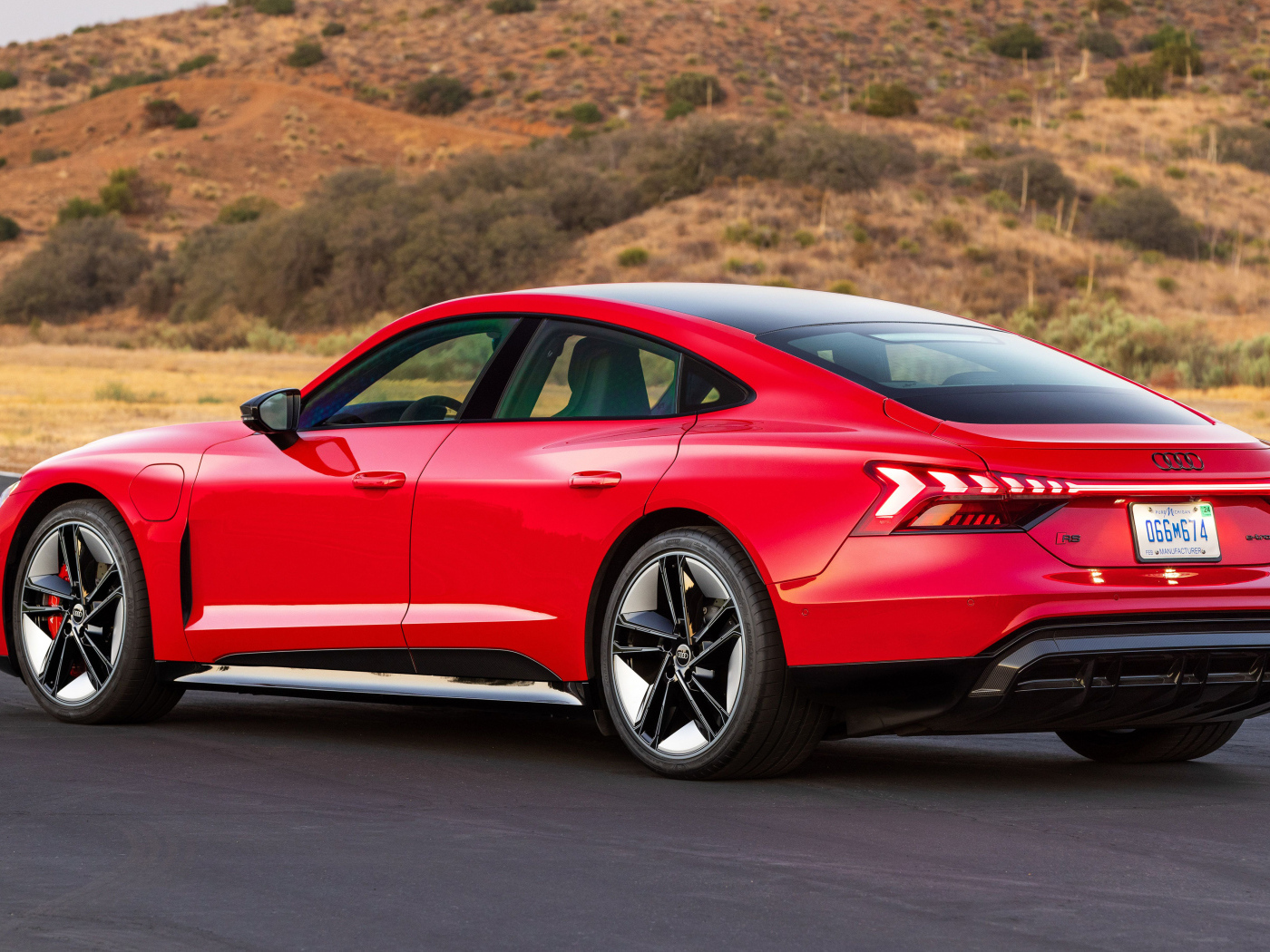 Красный автомобиль Audi RS E-Tron GT, 2023 года вид сзади