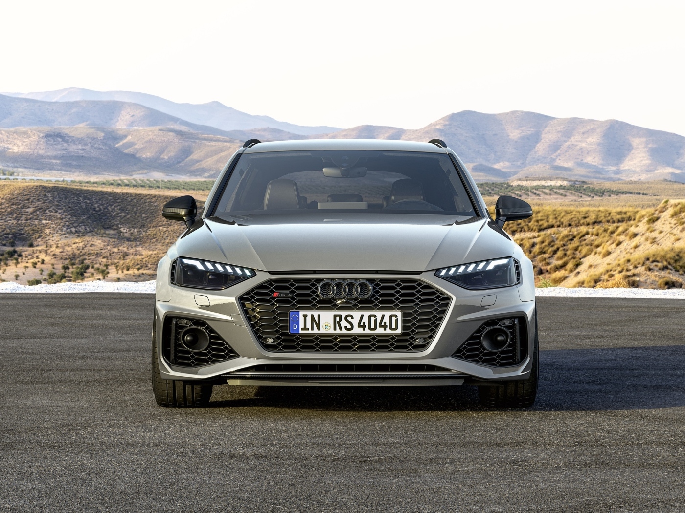 Серебристый автомобиль Audi RS 4 Avant Competition  на фоне гор