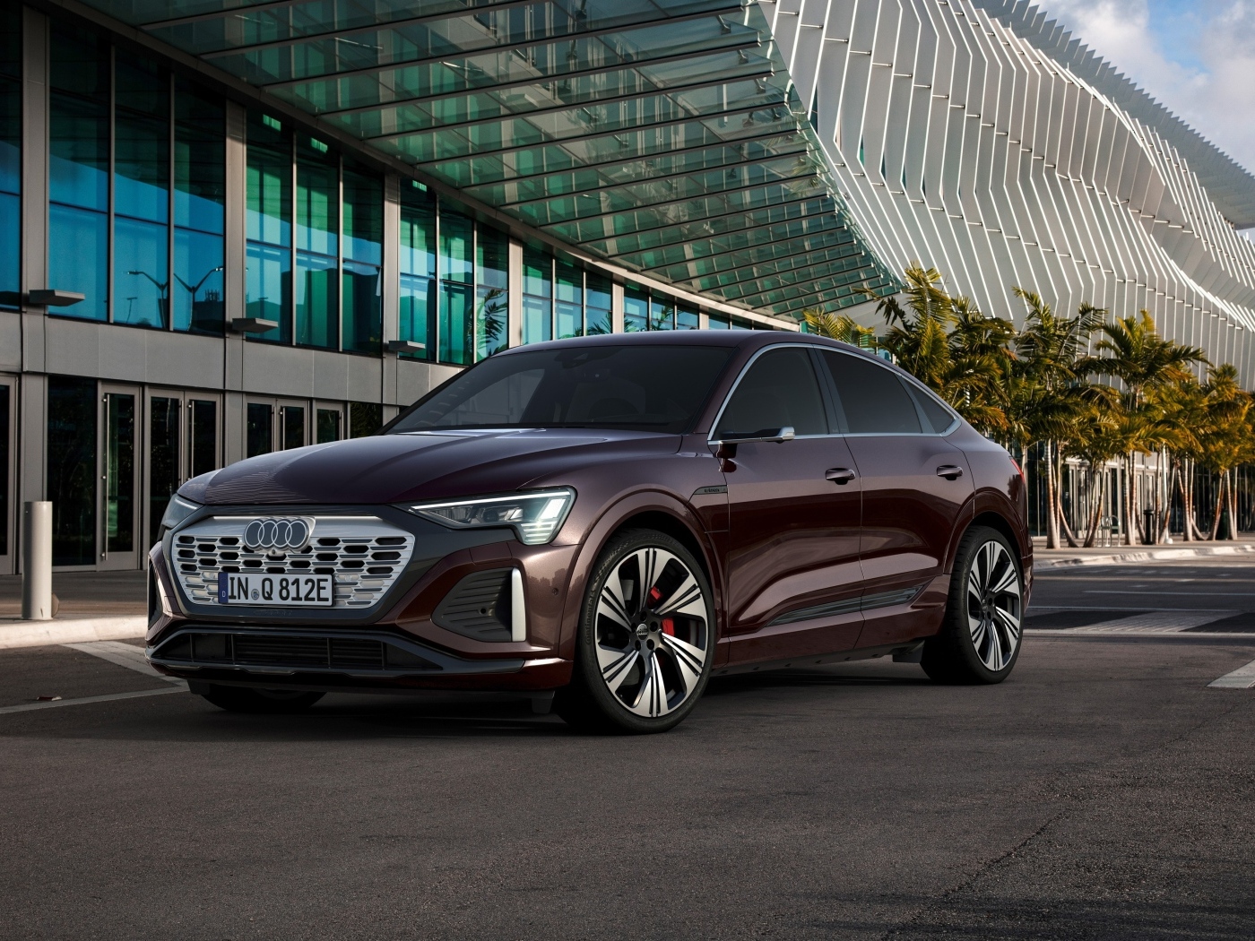 Стильный Audi Q8 Sportback 55 E-Tron Quattro у здания