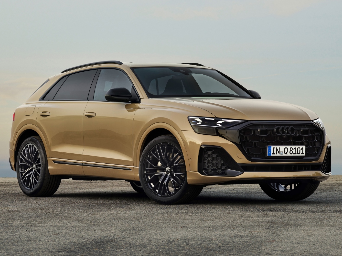 Стильный автомобиль Audi Q8 55 TFSI Quattro S Line 2023 года