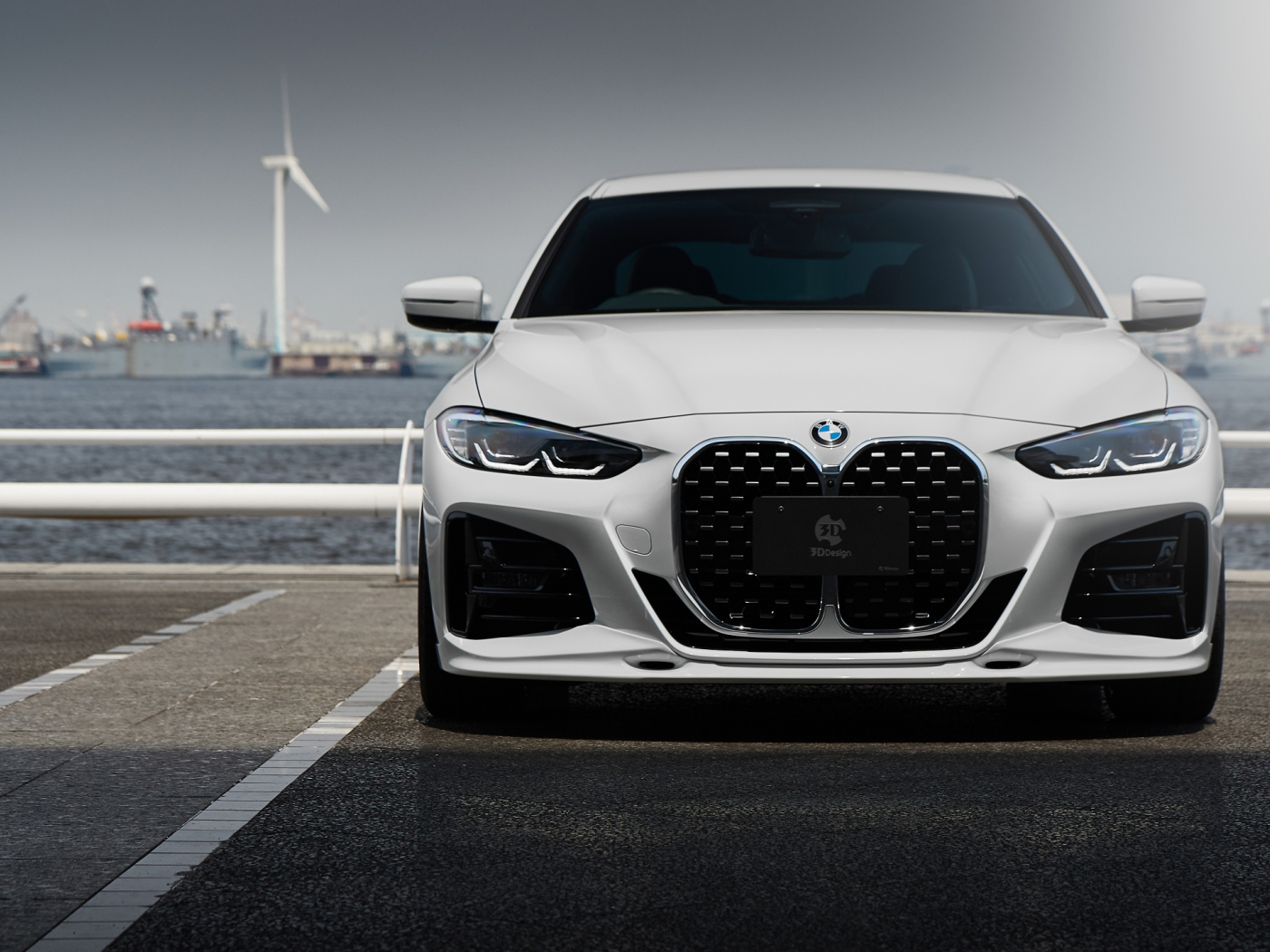 Белый автомобиль BMW 4 Series Coupé M Sport Package 2023 года