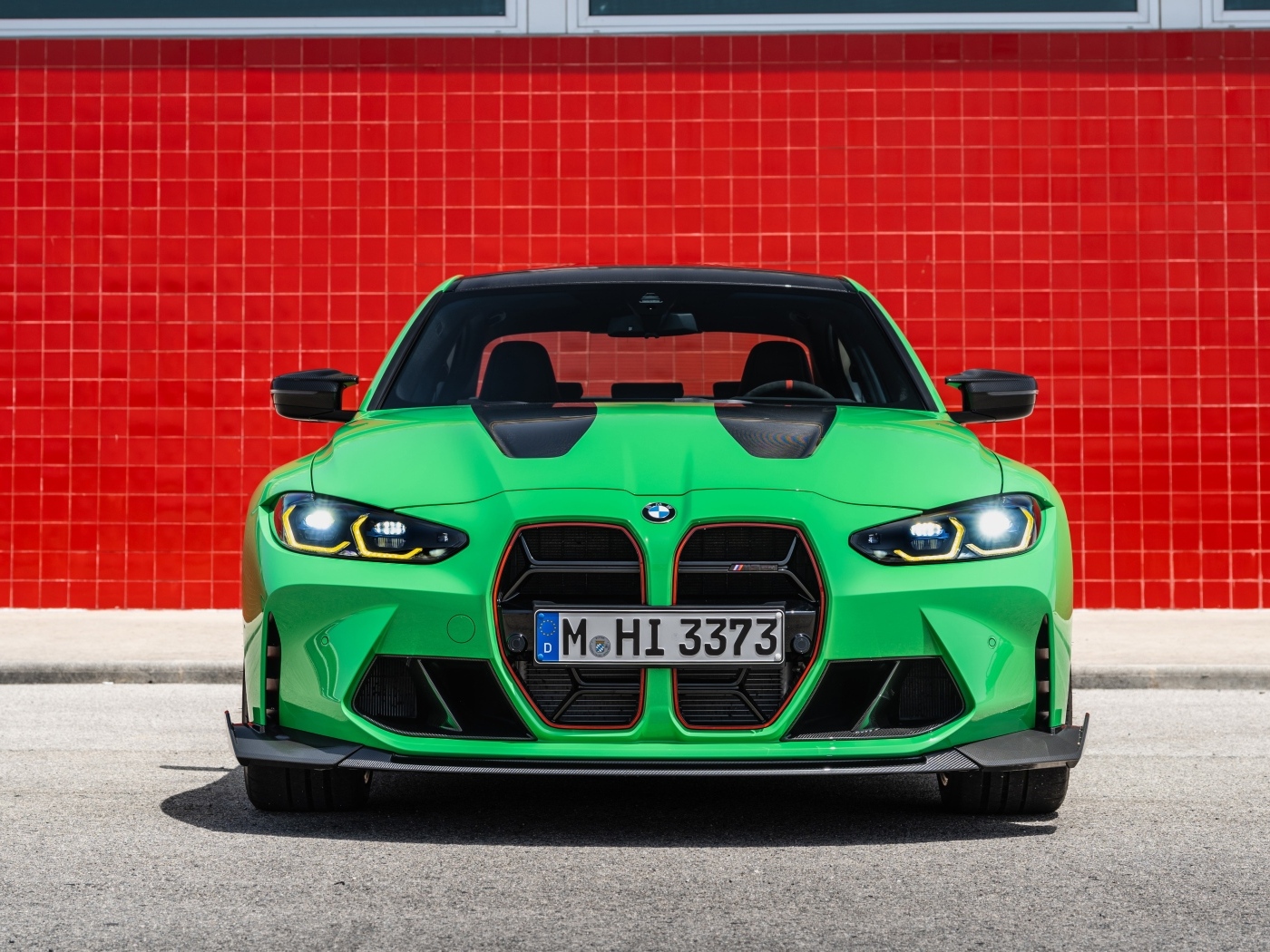 Зеленый автомобиль BMW M3 CS 2023 года вид спереди