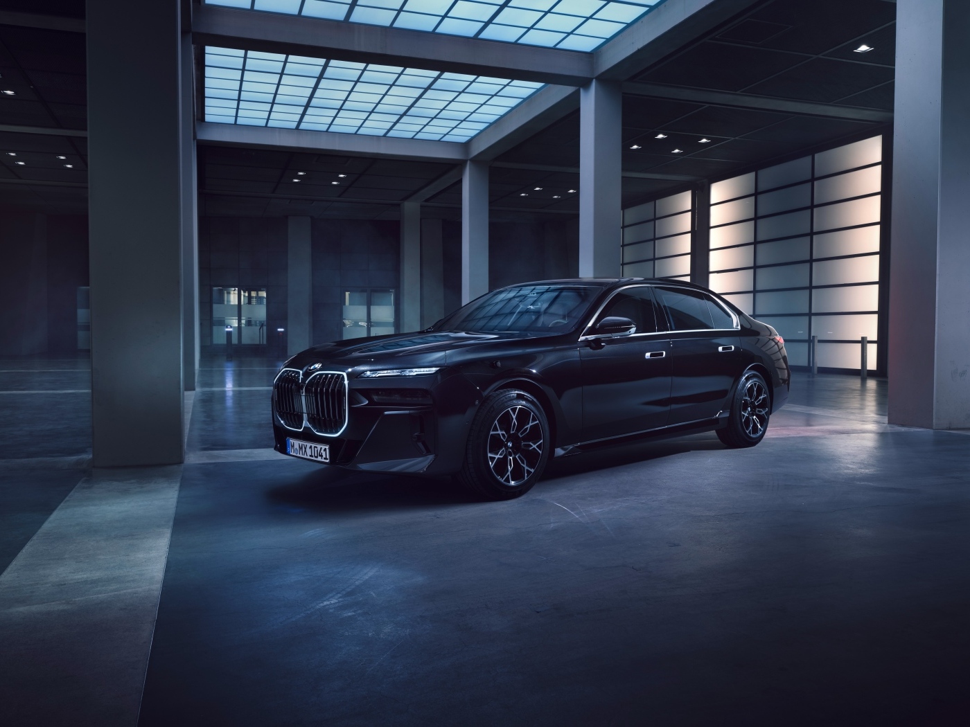 Автомобиль BMW 760i XDrive Protection в здании
