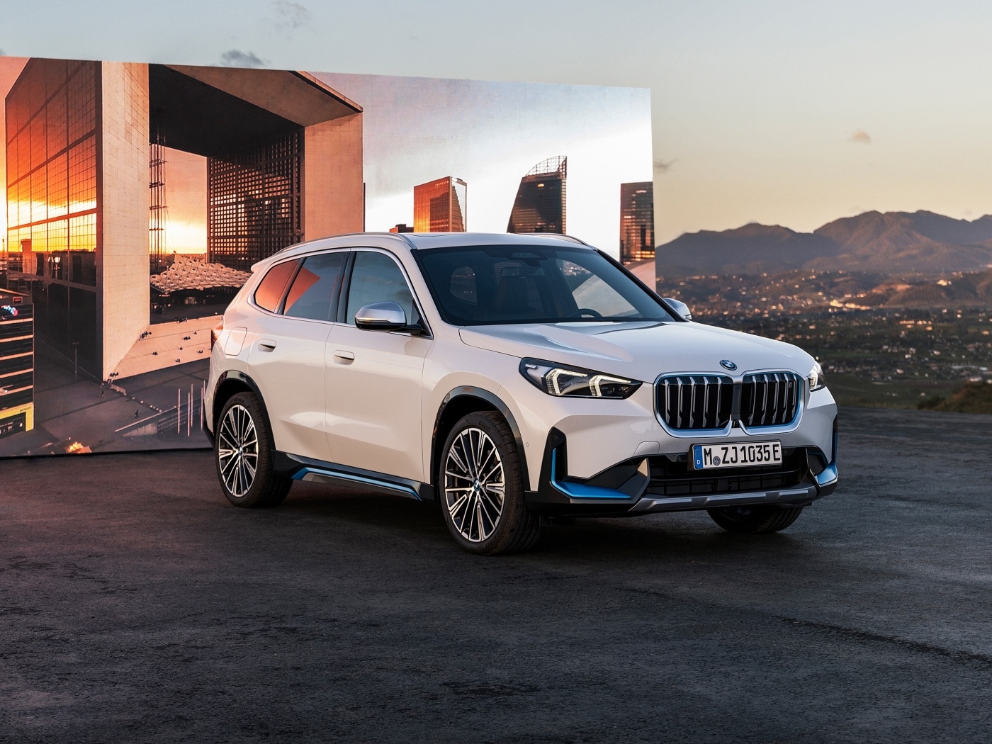 Автомобиль BMW IX1 XDrive30  вид спереди