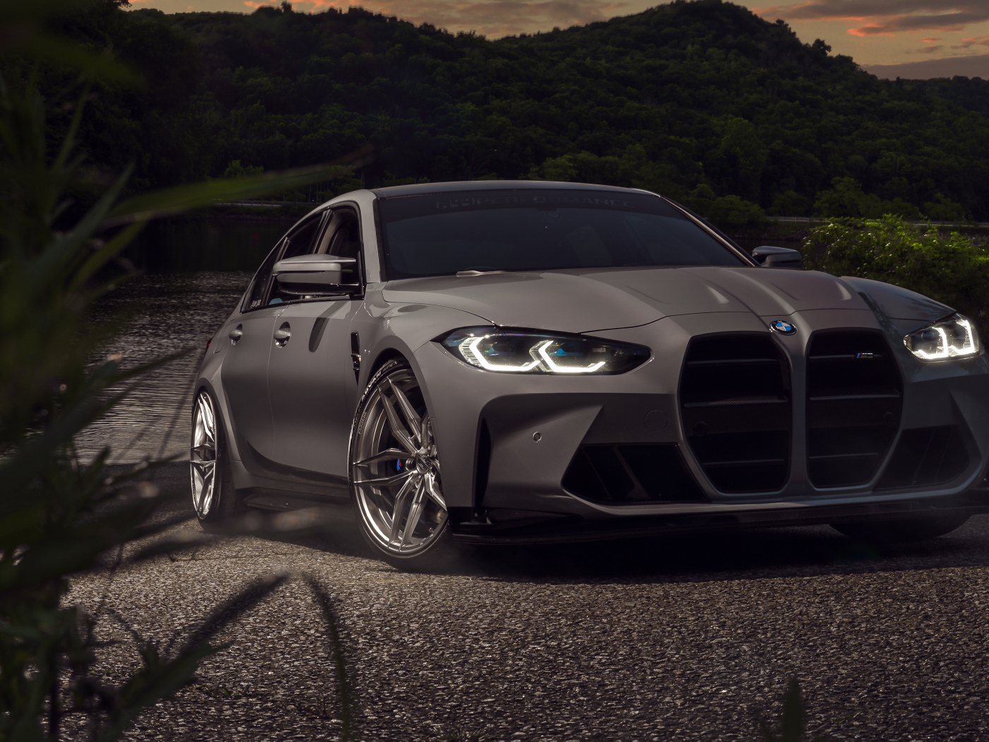 Автомобиль BMW M3 стоит у воды