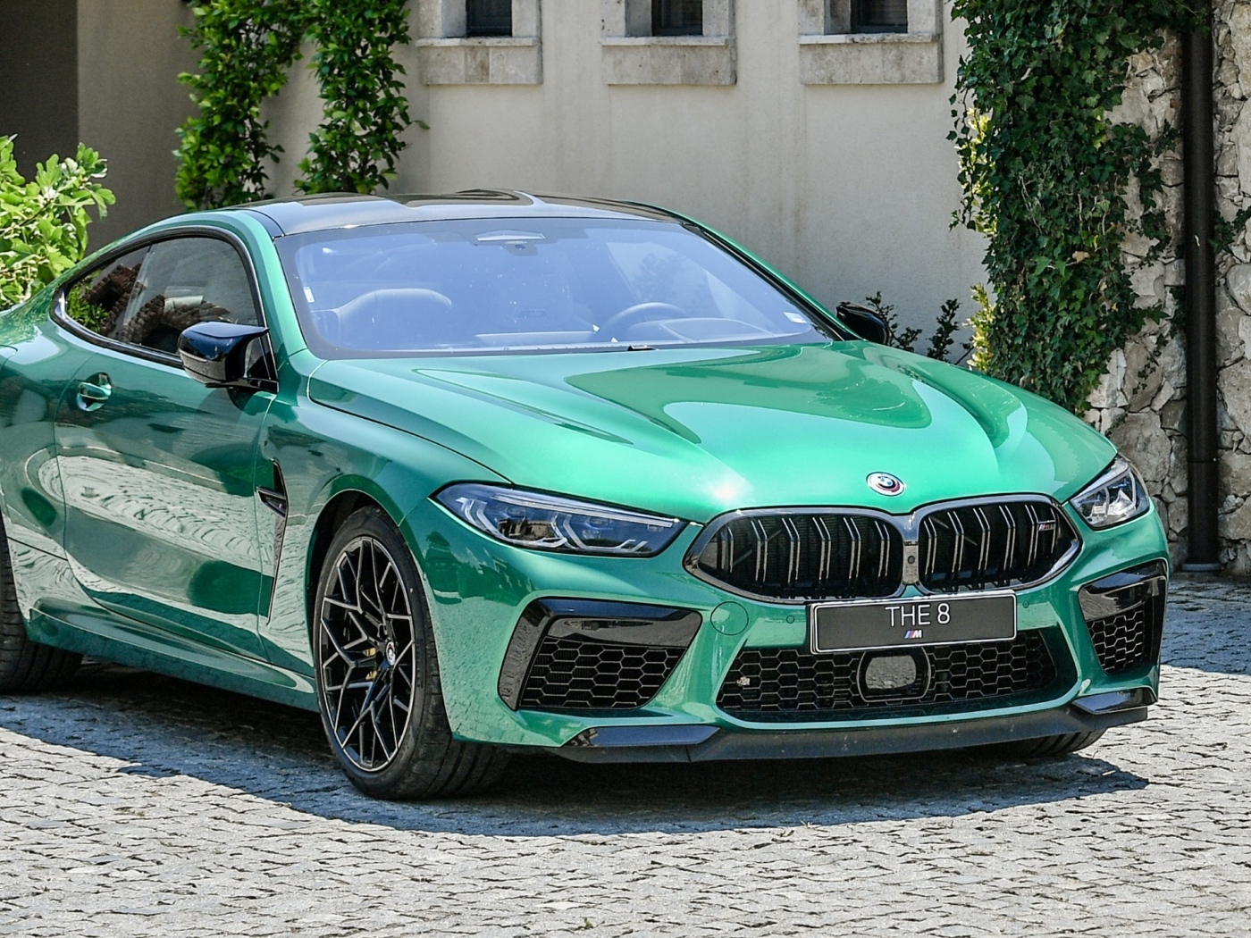 Автомобиль BMW M8