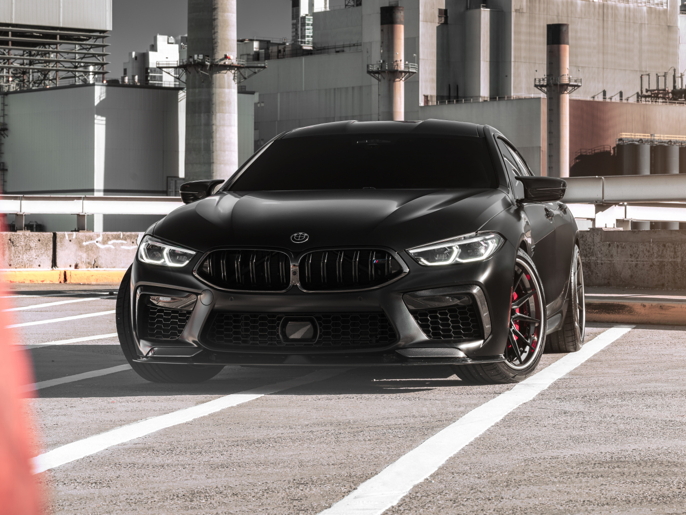 Автомобиль BMW M8 у старого завода