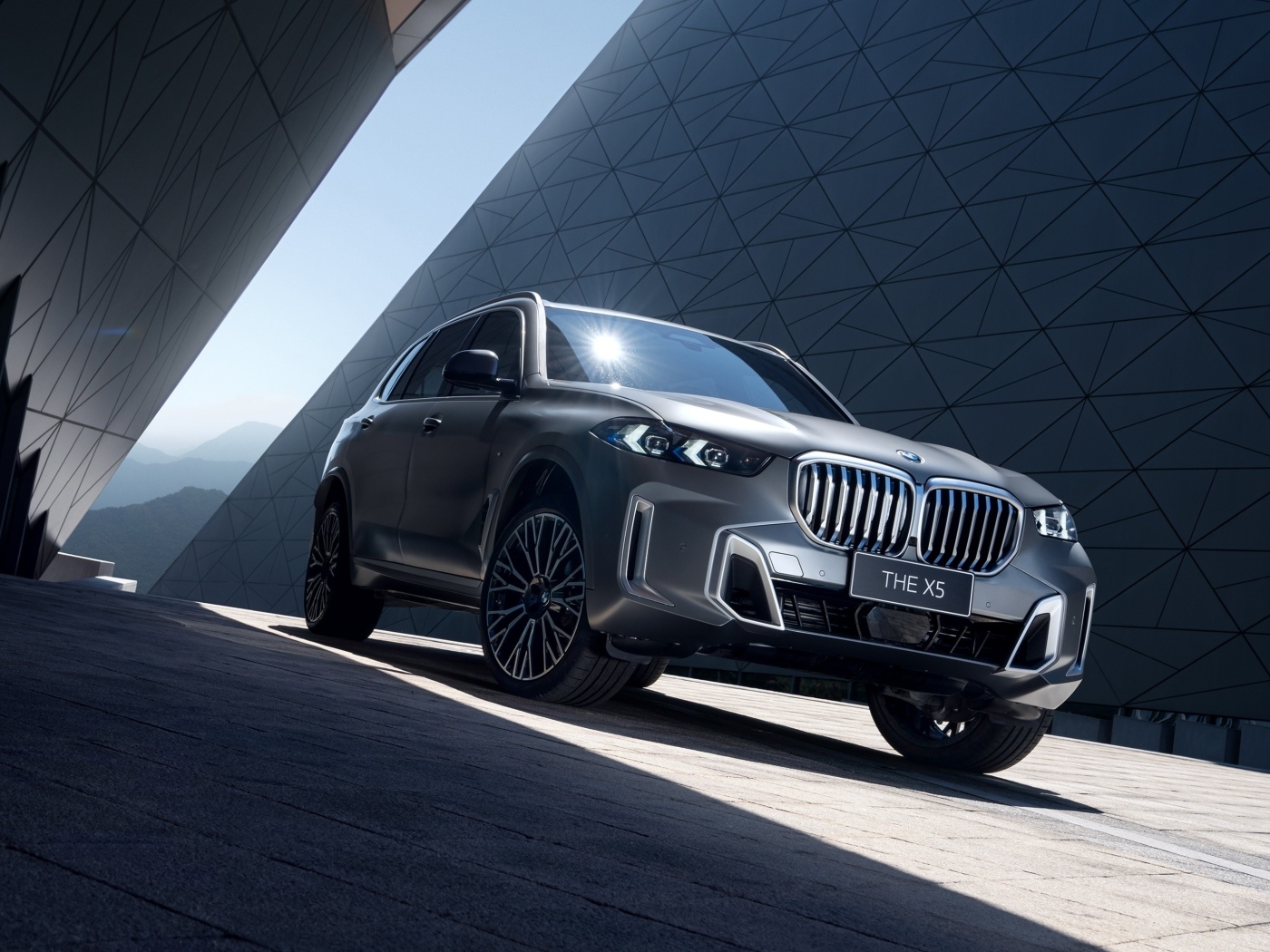 Автомобиль BMW X5 XDrive40Li M Sport 2023 года у здания