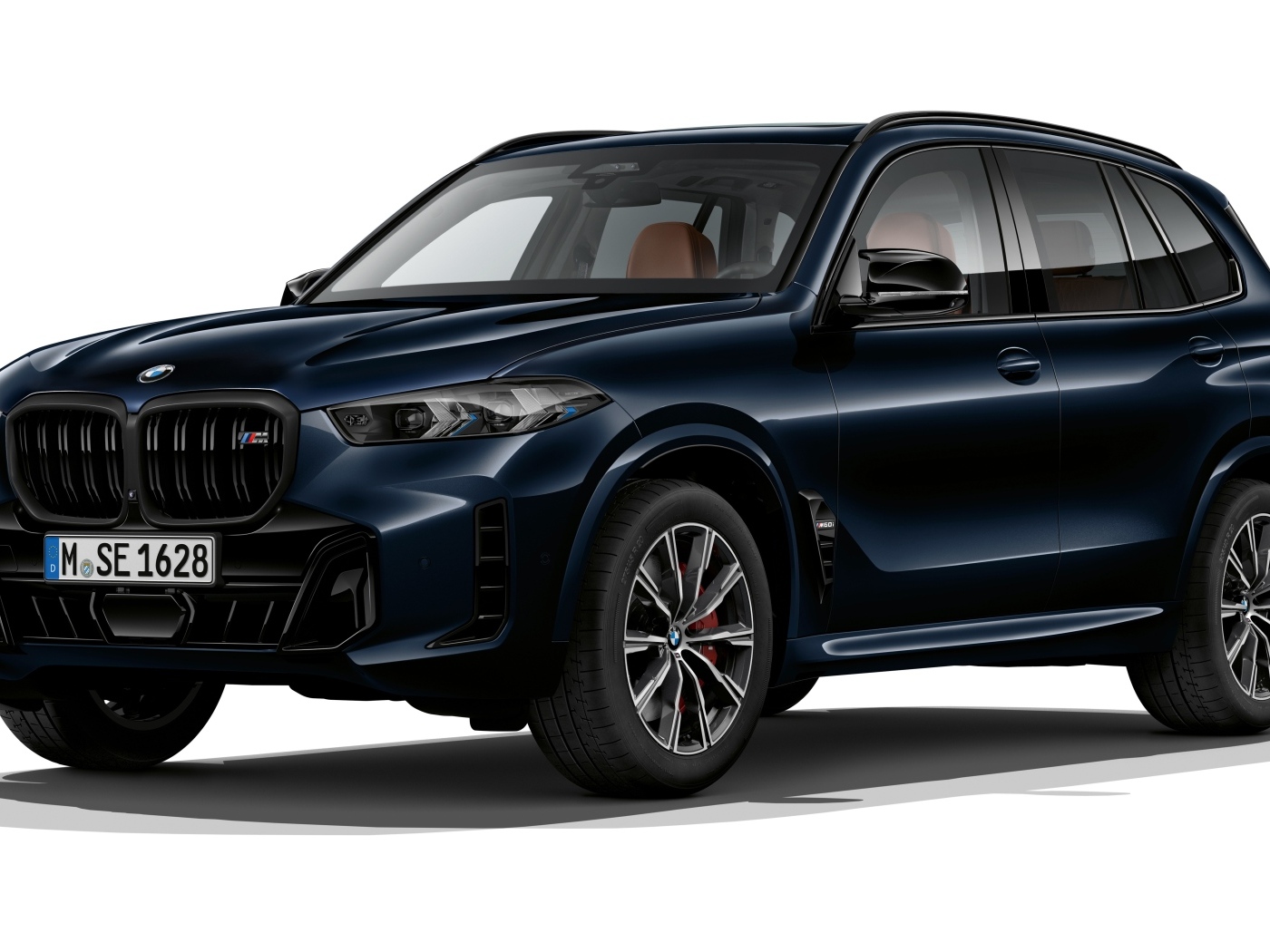 Черный автомобиль BMW X5 M60i Protection VR6 2023 года на белом фоне