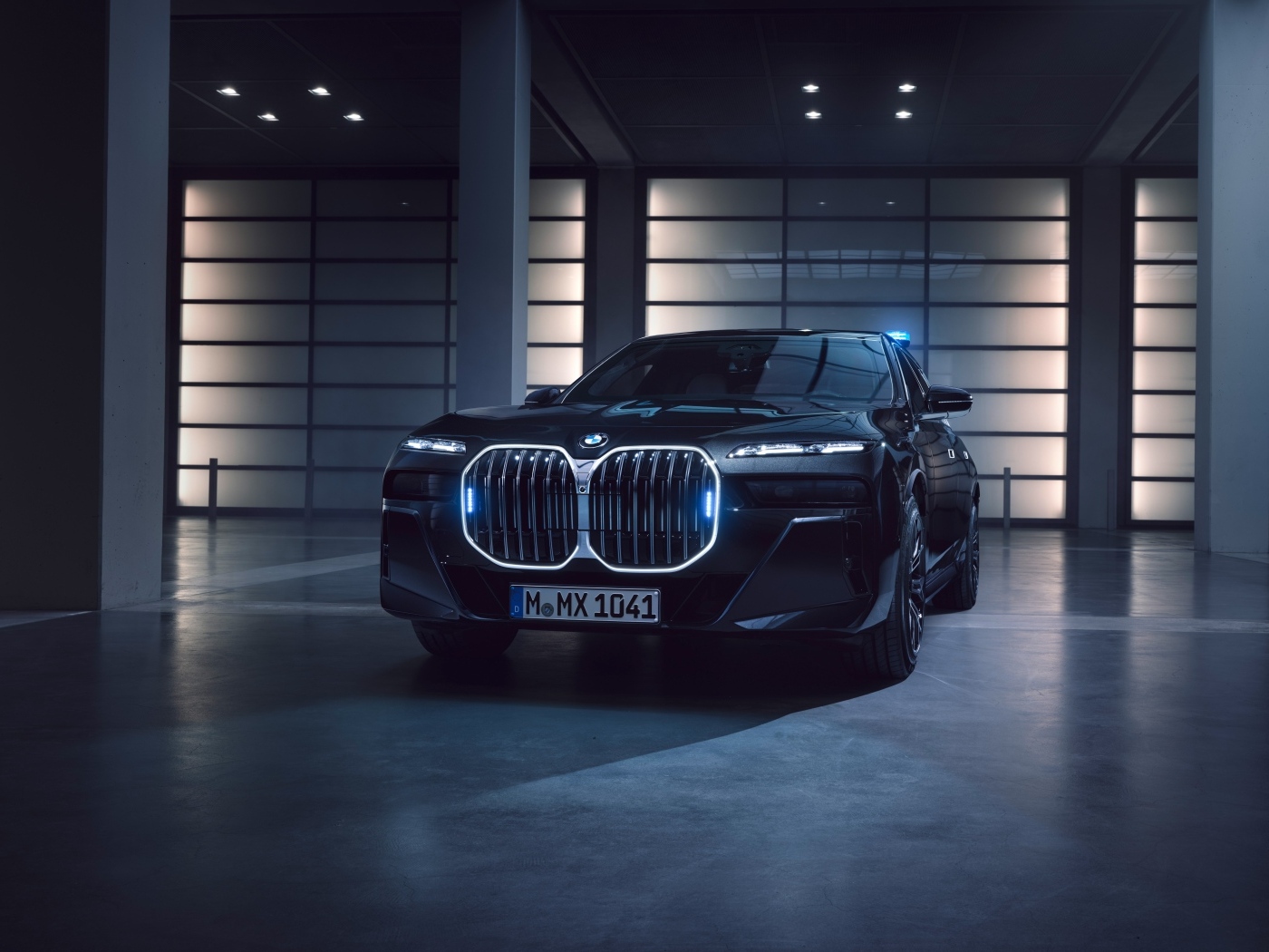 Вид спереди на автомобиль BMW 760i XDrive Protection