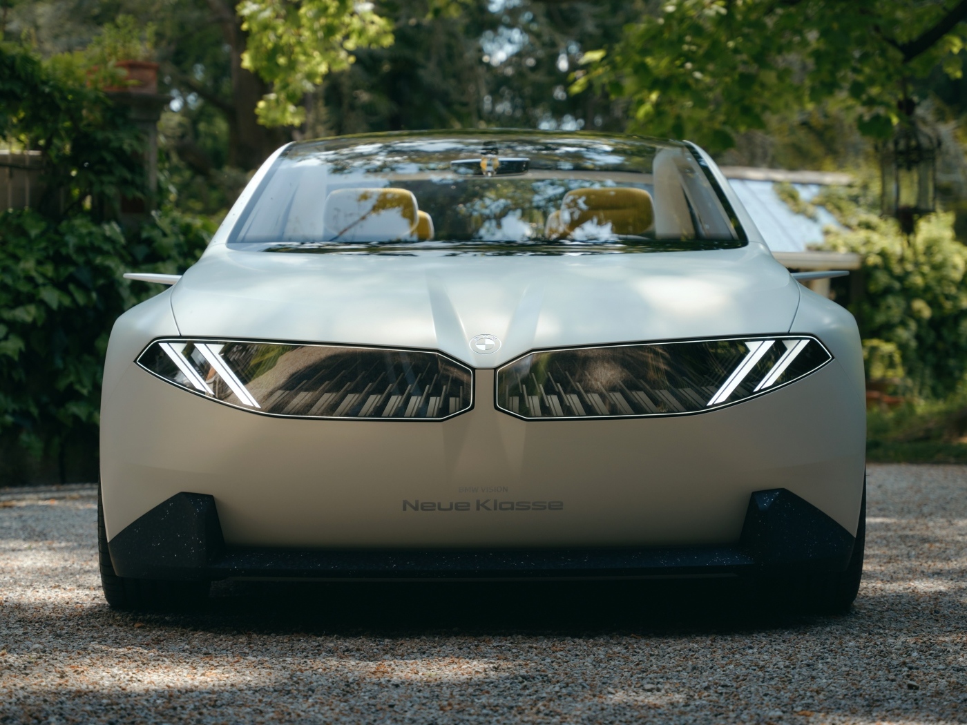 Вид спереди на автомобиль BMW Vision Neue Klasse