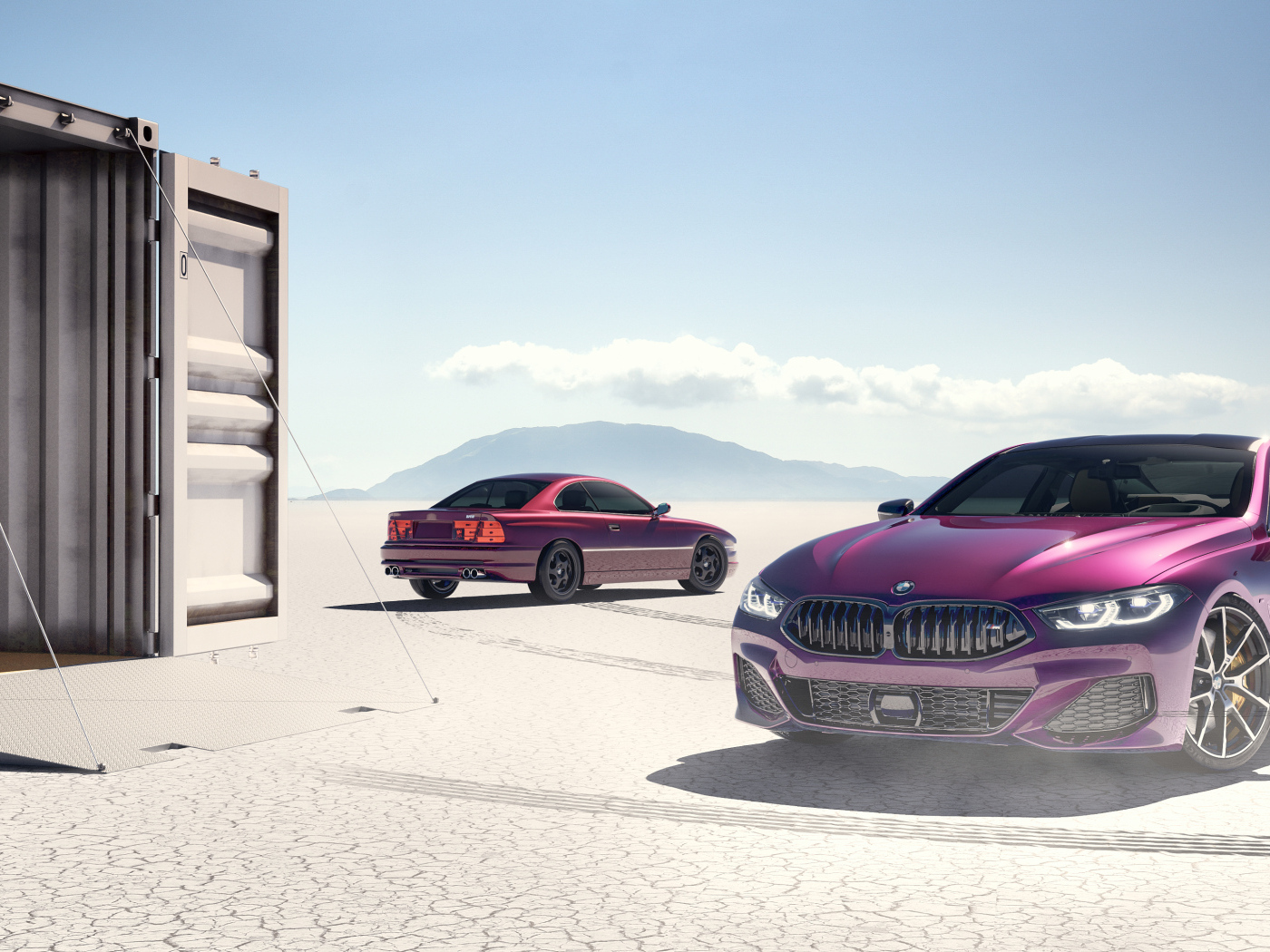 Фиолетовый автомобиль BMW 850i у гаража