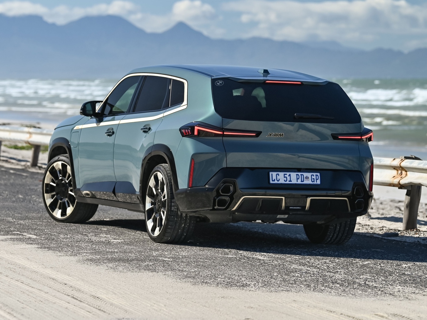 Вид сзади на внедорожник BMW XM