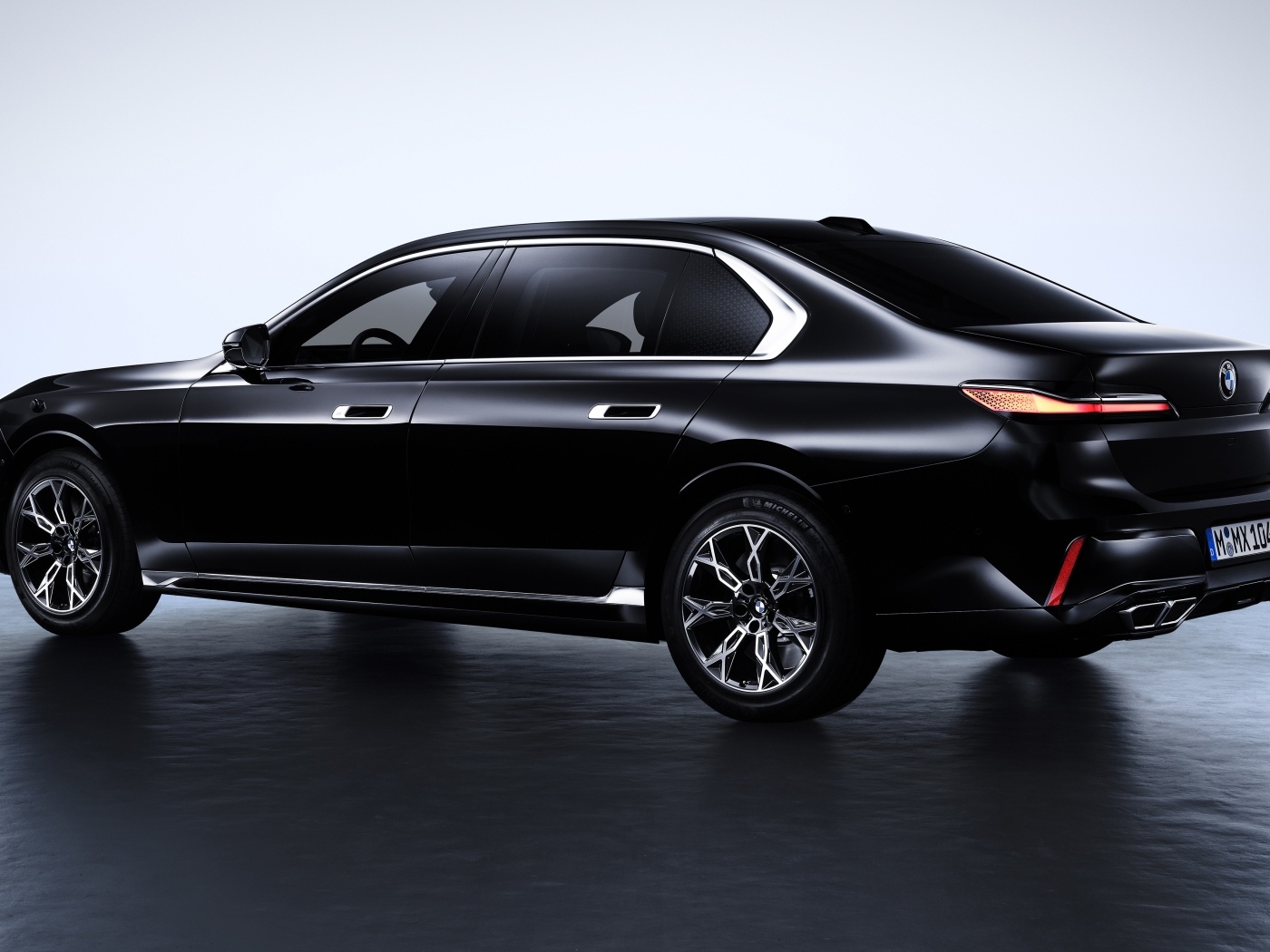 Вид сзади на автомобиль BMW 760i XDrive Protection