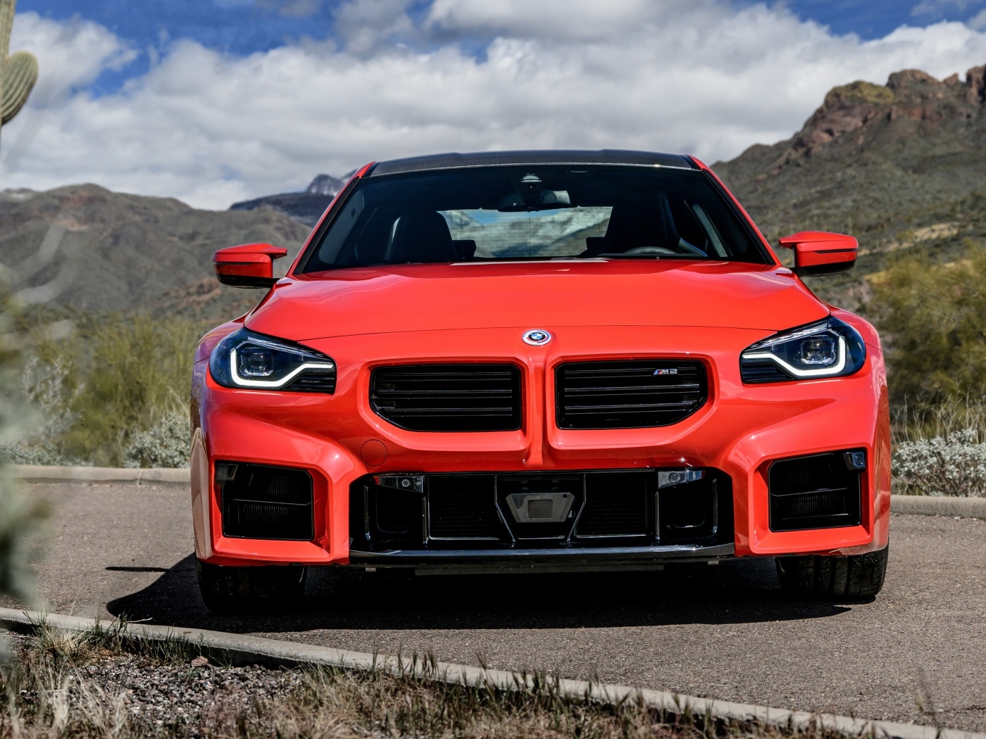 Красный автомобиль BMW M2 AT вид спереди