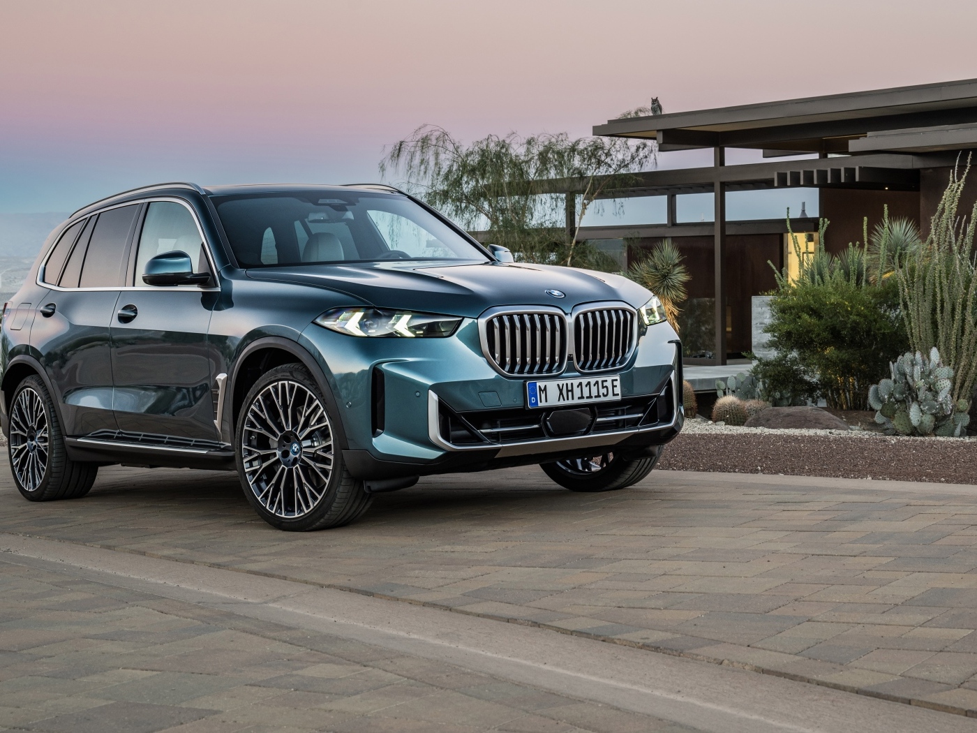 Внедорожник BMW X5 2023 у дома