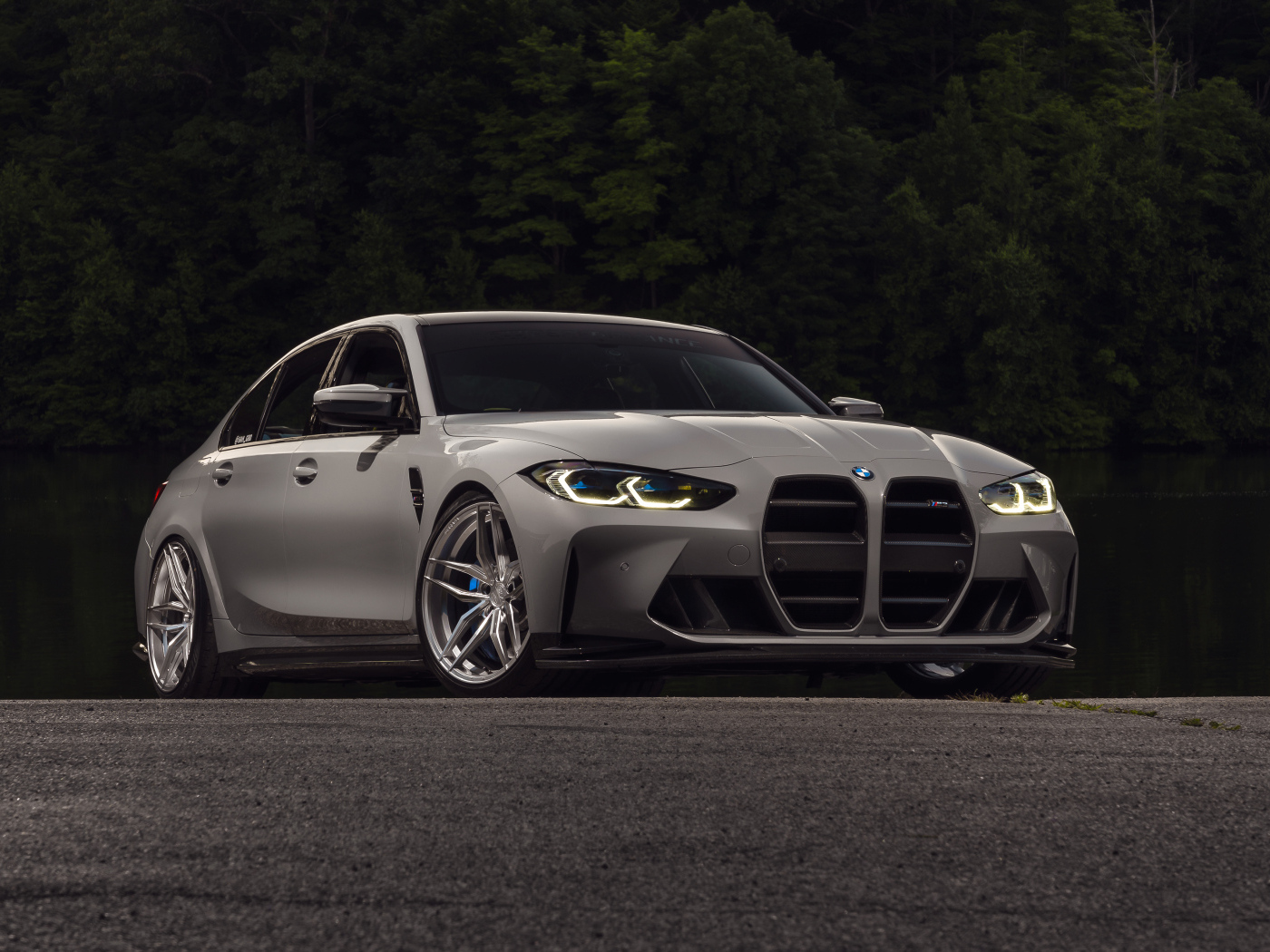 Серебристый BMW M3  на дороге