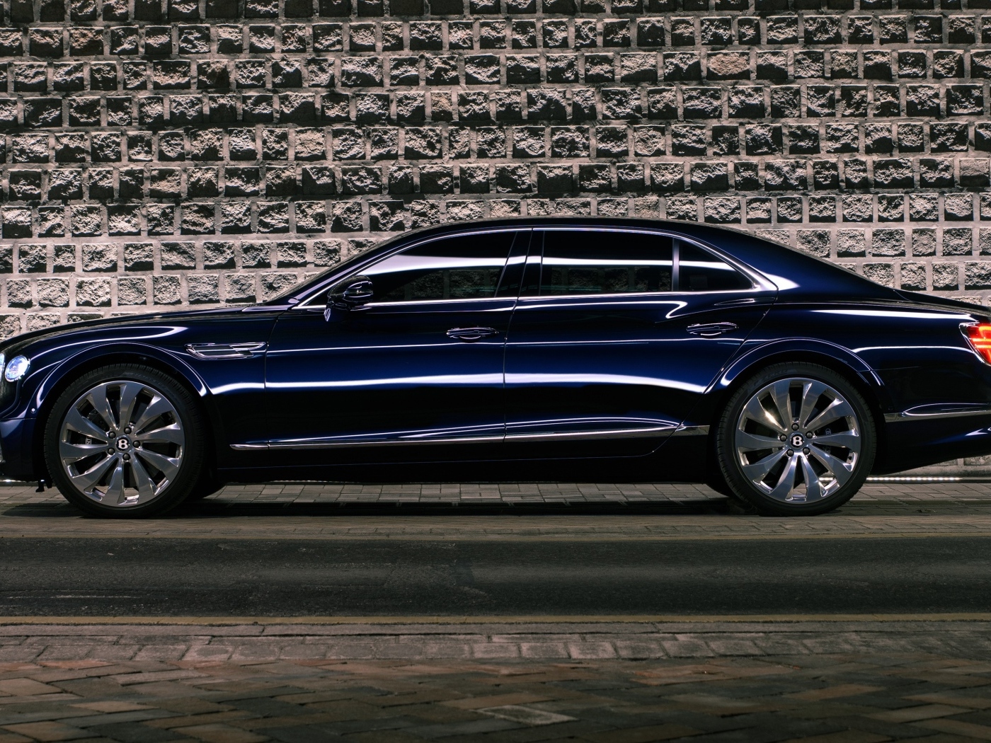 Автомобиль Bentley Flying Spur V8 вид сбоку