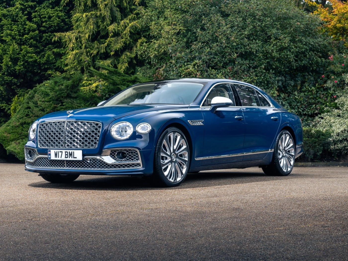 Синий автомобиль Bentley Flying Spur Mulliner