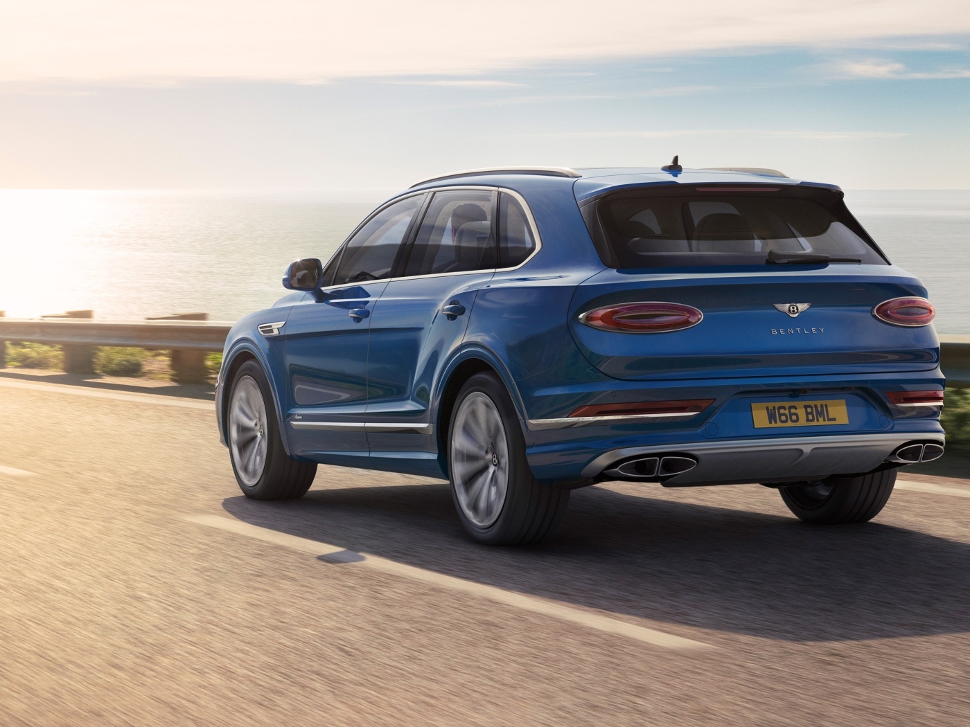 Синий внедорожник Bentley Bentayga Azure вид сзади