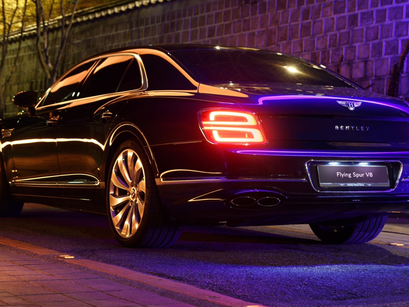 Престижный автомобиль Bentley Flying Spur V8  вид сзади