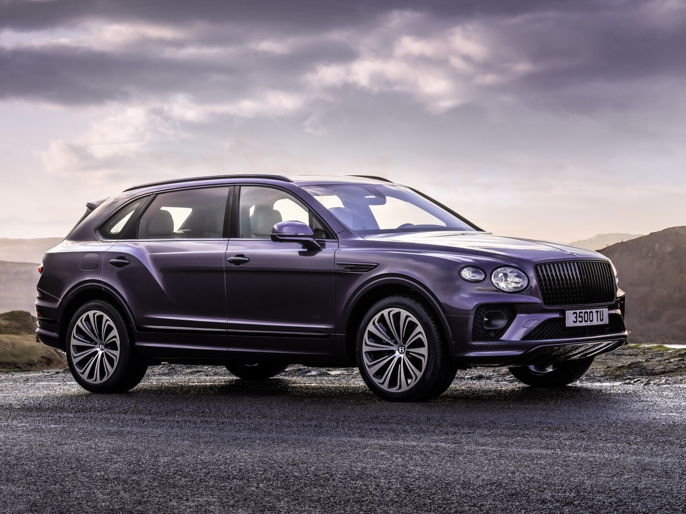 Внедорожник Bentley Bentayga EWB на фоне неба