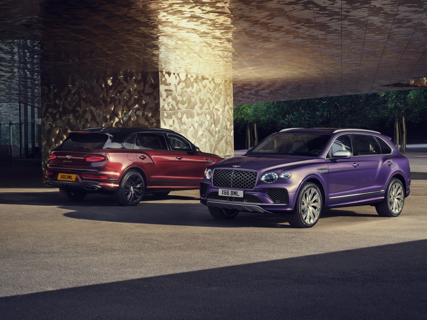 Два стильных автомобиля Bentley Bentayga EWB Mulliner 2024 года