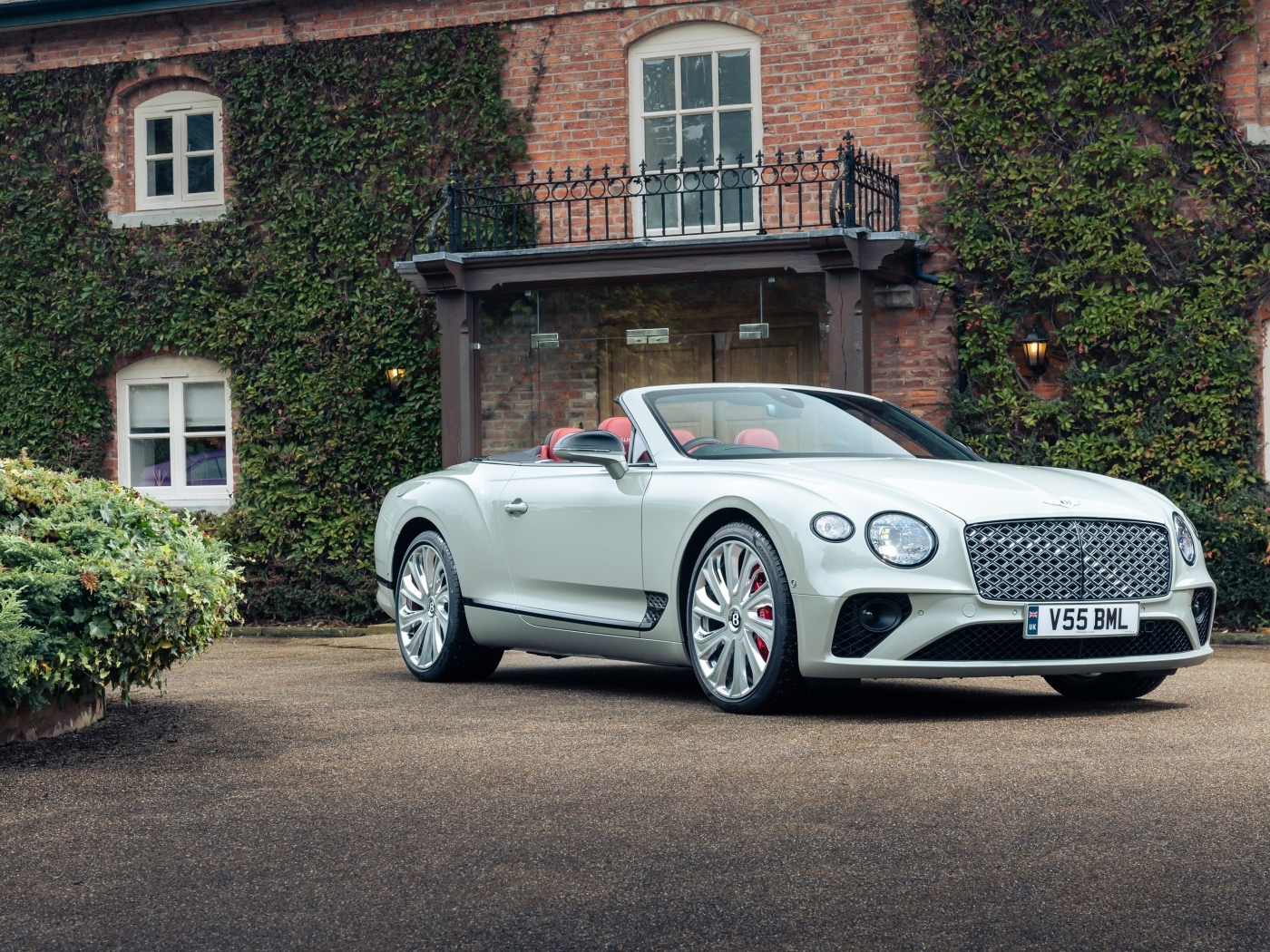 Белый кабриолет Bentley Continental GT Mulliner