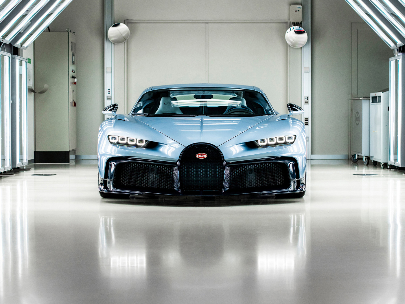 Спорткар Bugatti Chiron в гараже вид спереди
